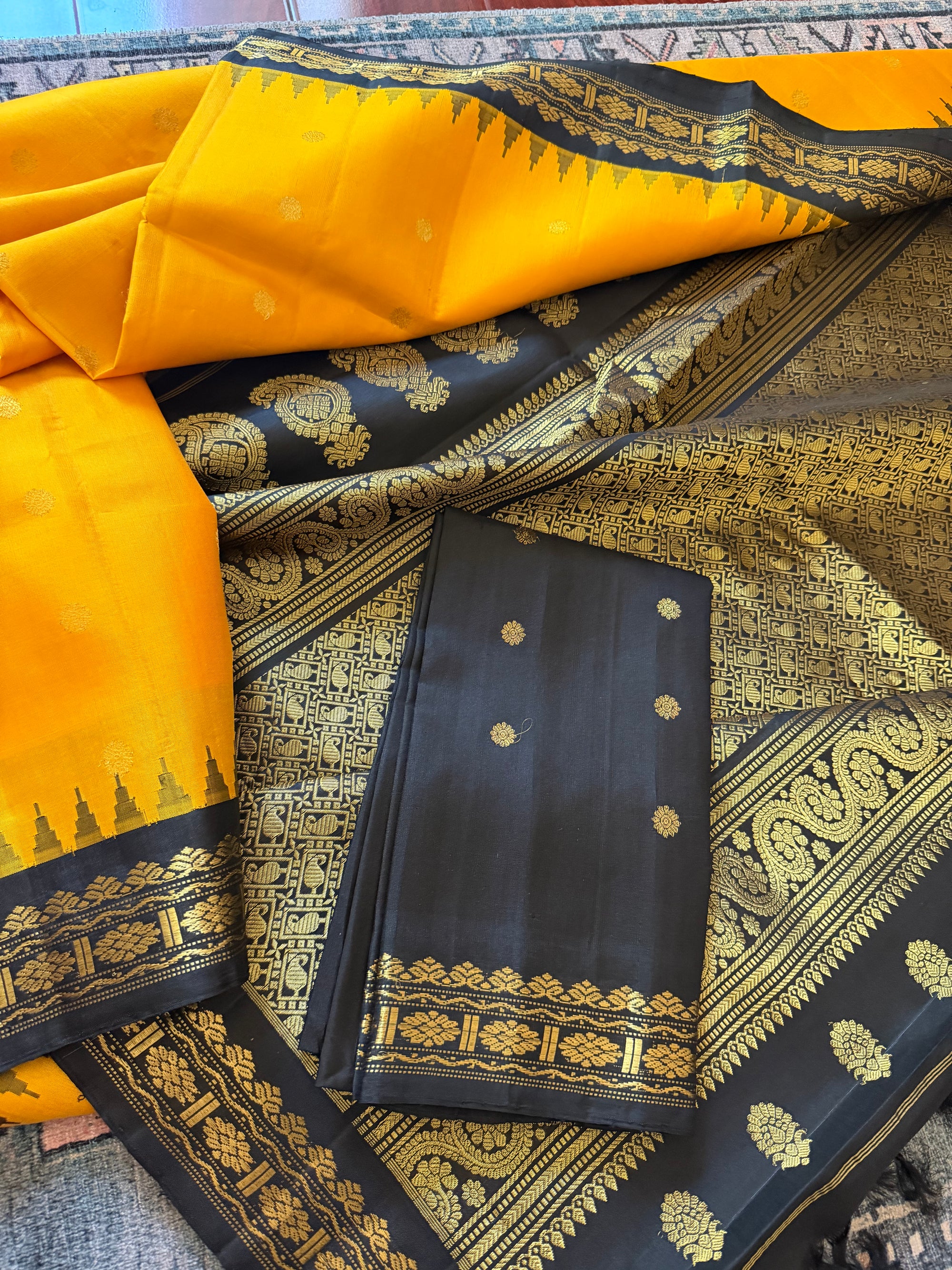 Kuttu Gadwal Silk : Yellow black