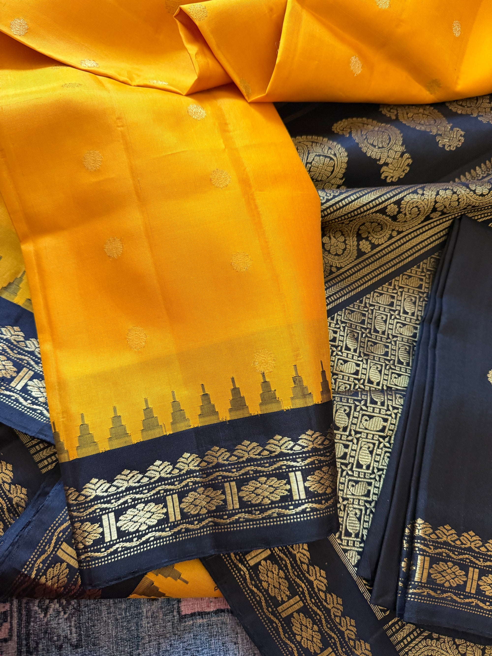 Kuttu Gadwal Silk : Yellow black