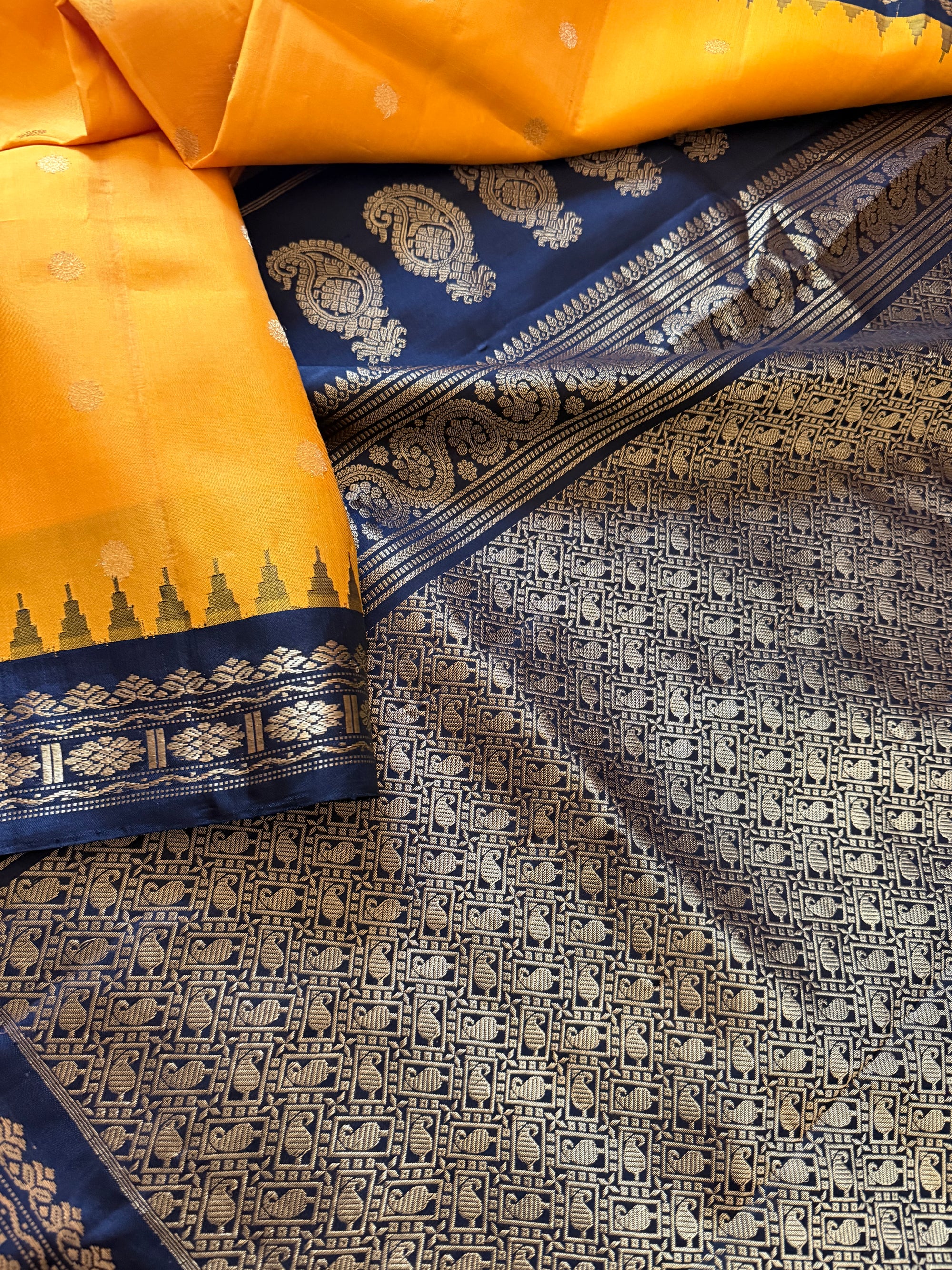 Kuttu Gadwal Silk : Yellow black