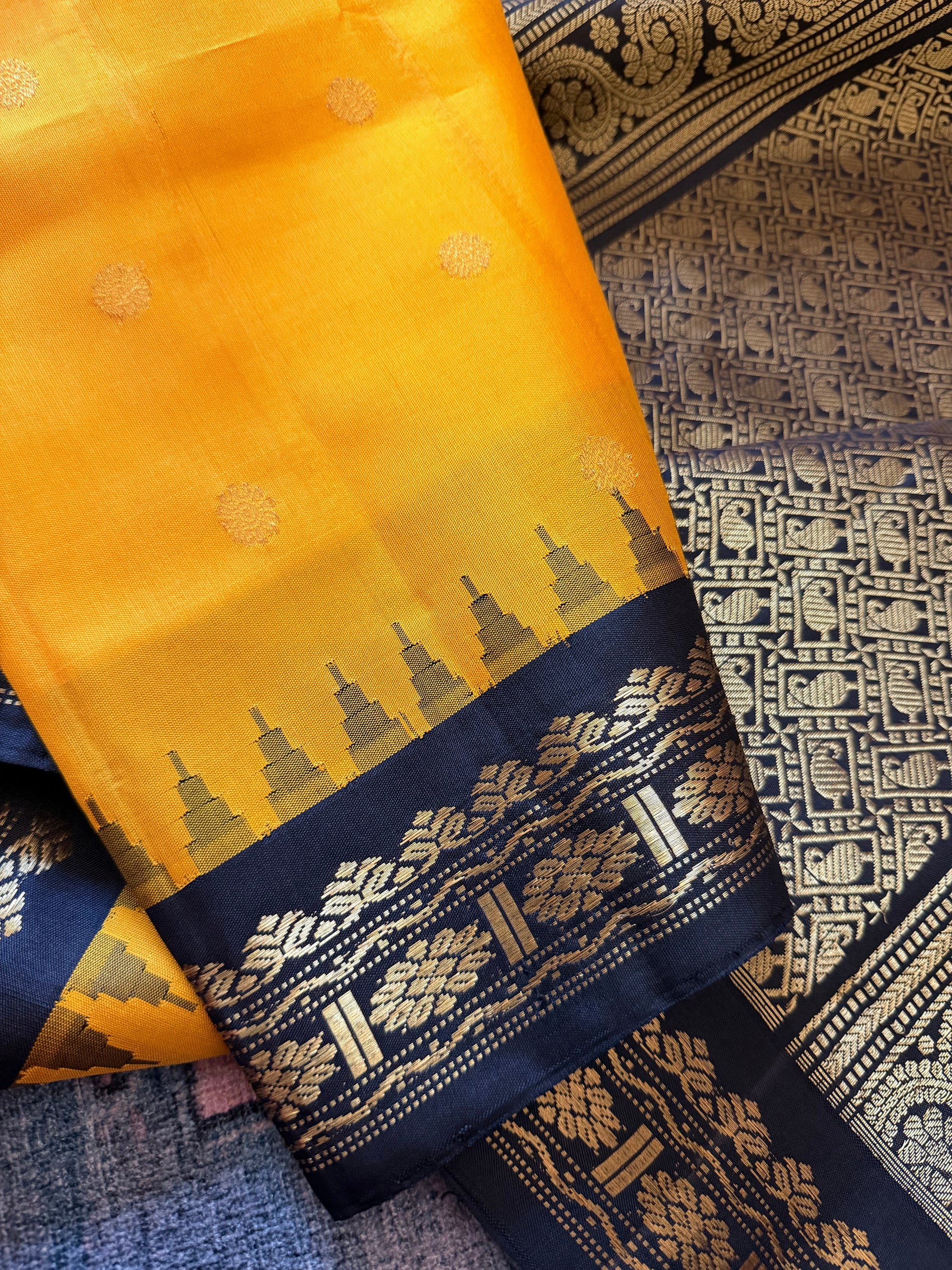 Kuttu Gadwal Silk : Yellow black