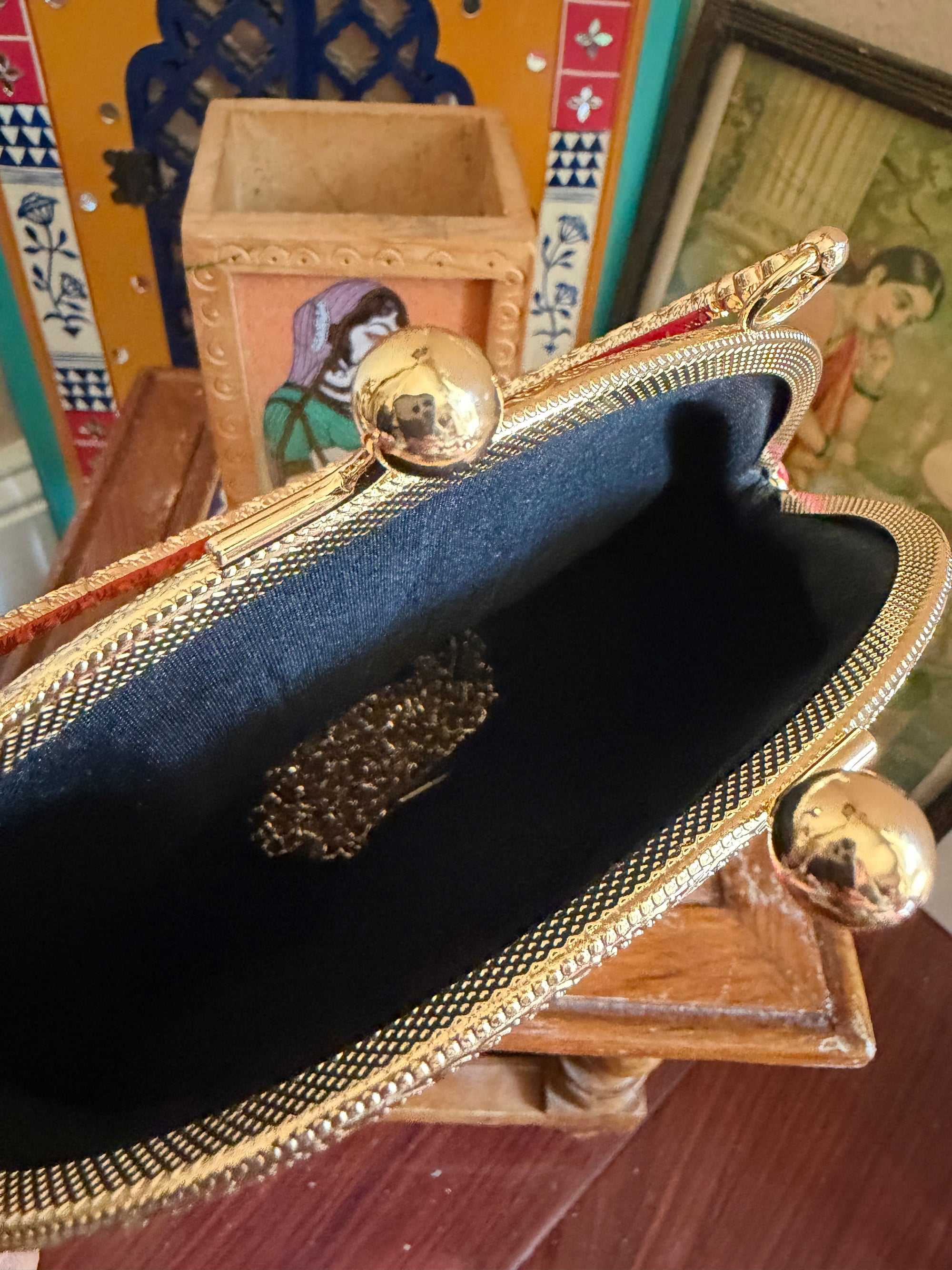 CLUTCH : Kanjivaram Silk (Paalum Pazhamum kattam)