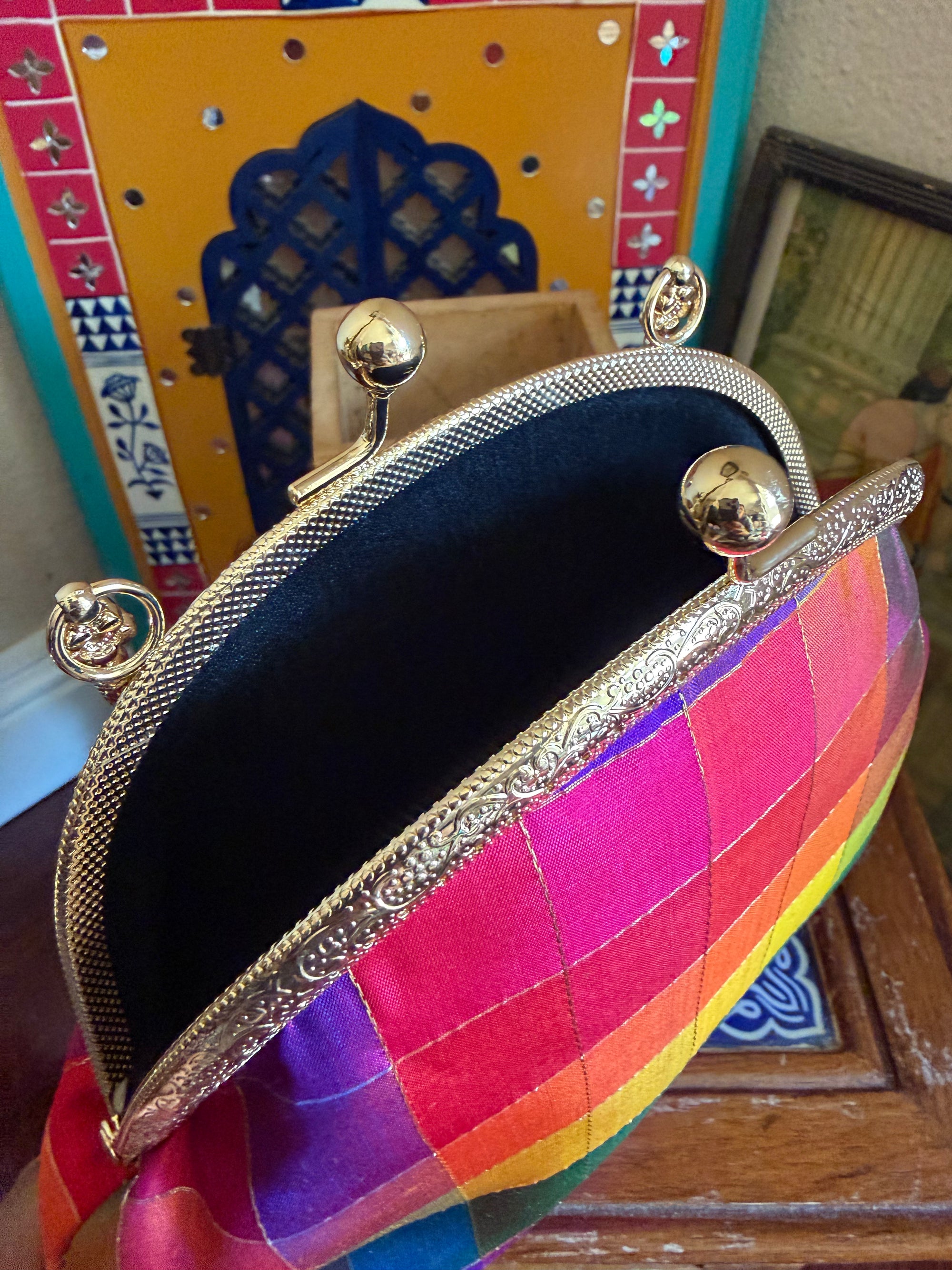CLUTCH : Kanjivaram Silk (Paalum Pazhamum kattam)