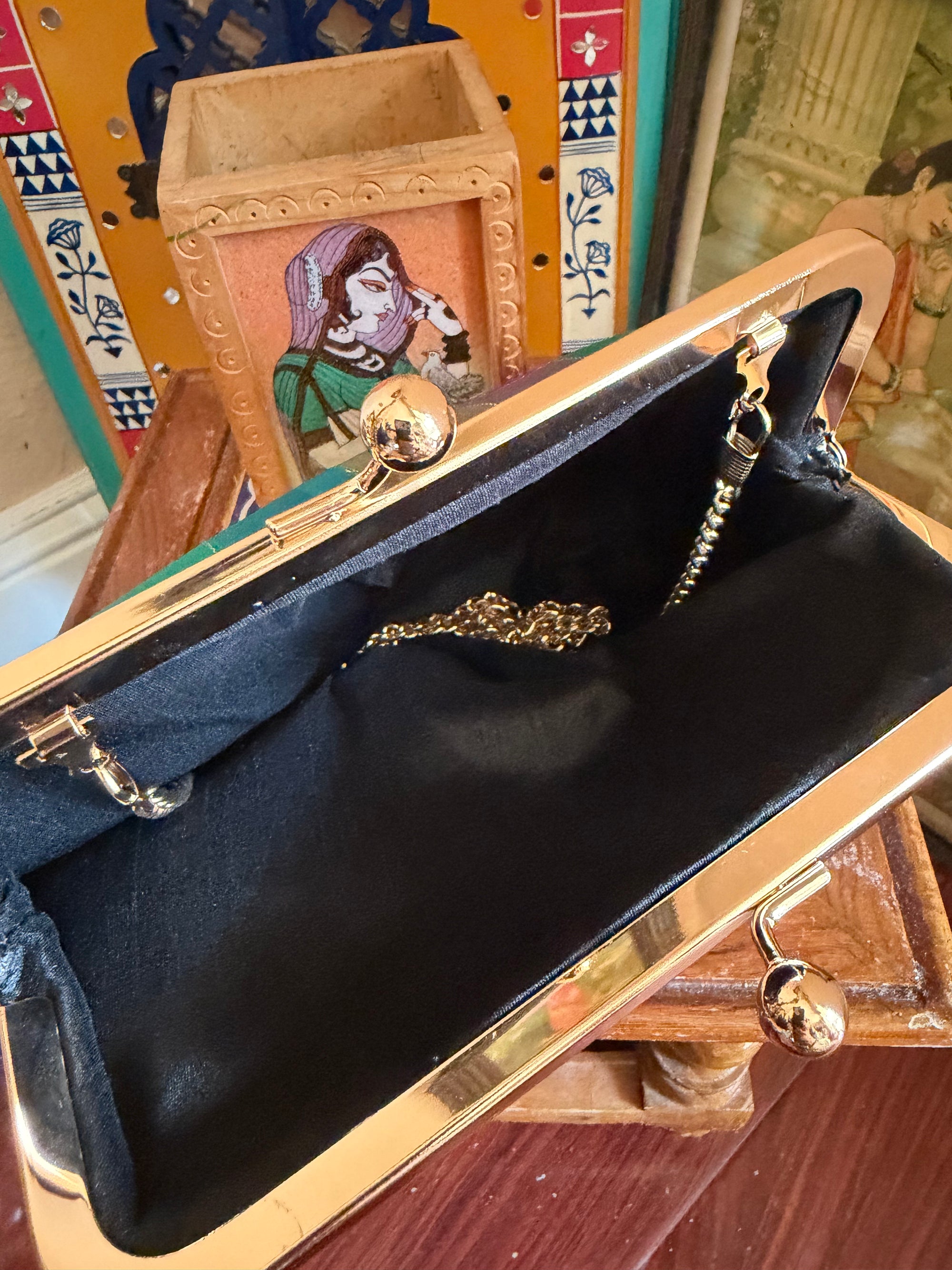 CLUTCH : Kanjivaram Silk (Paalum Pazhamum kattam)