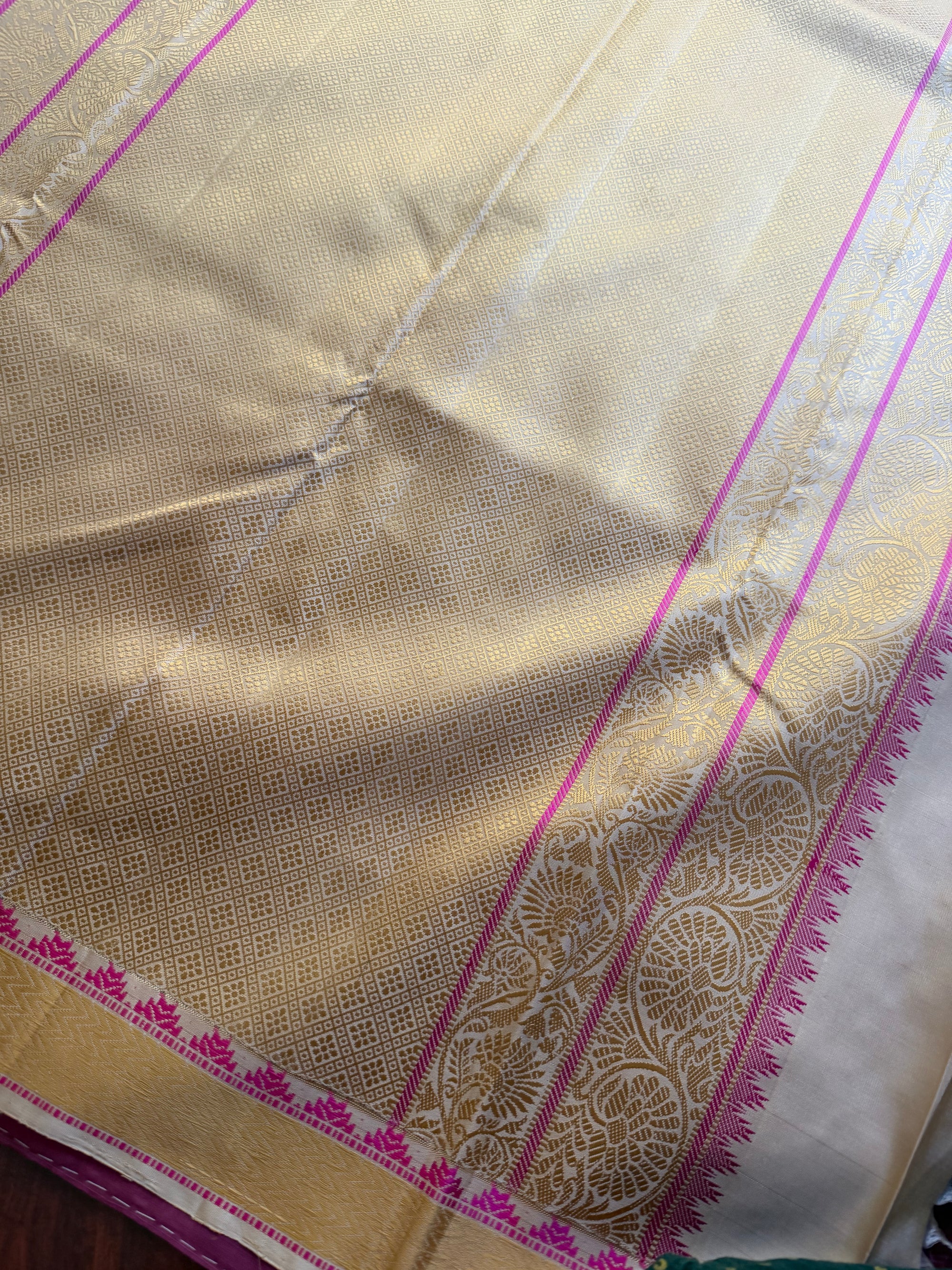 No Zari Korvai Kanjivaram Silk (Shot Onion Pink)