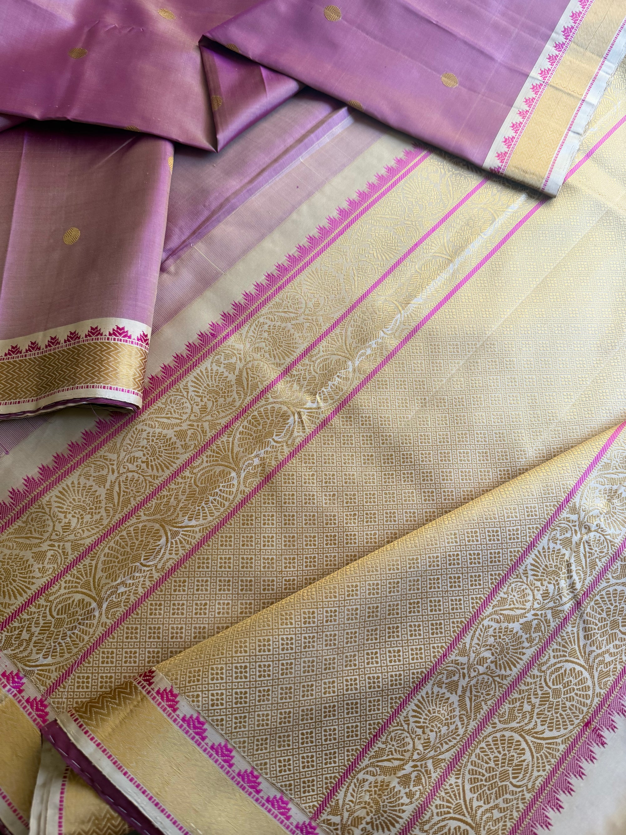 No Zari Korvai Kanjivaram Silk (Shot Onion Pink)