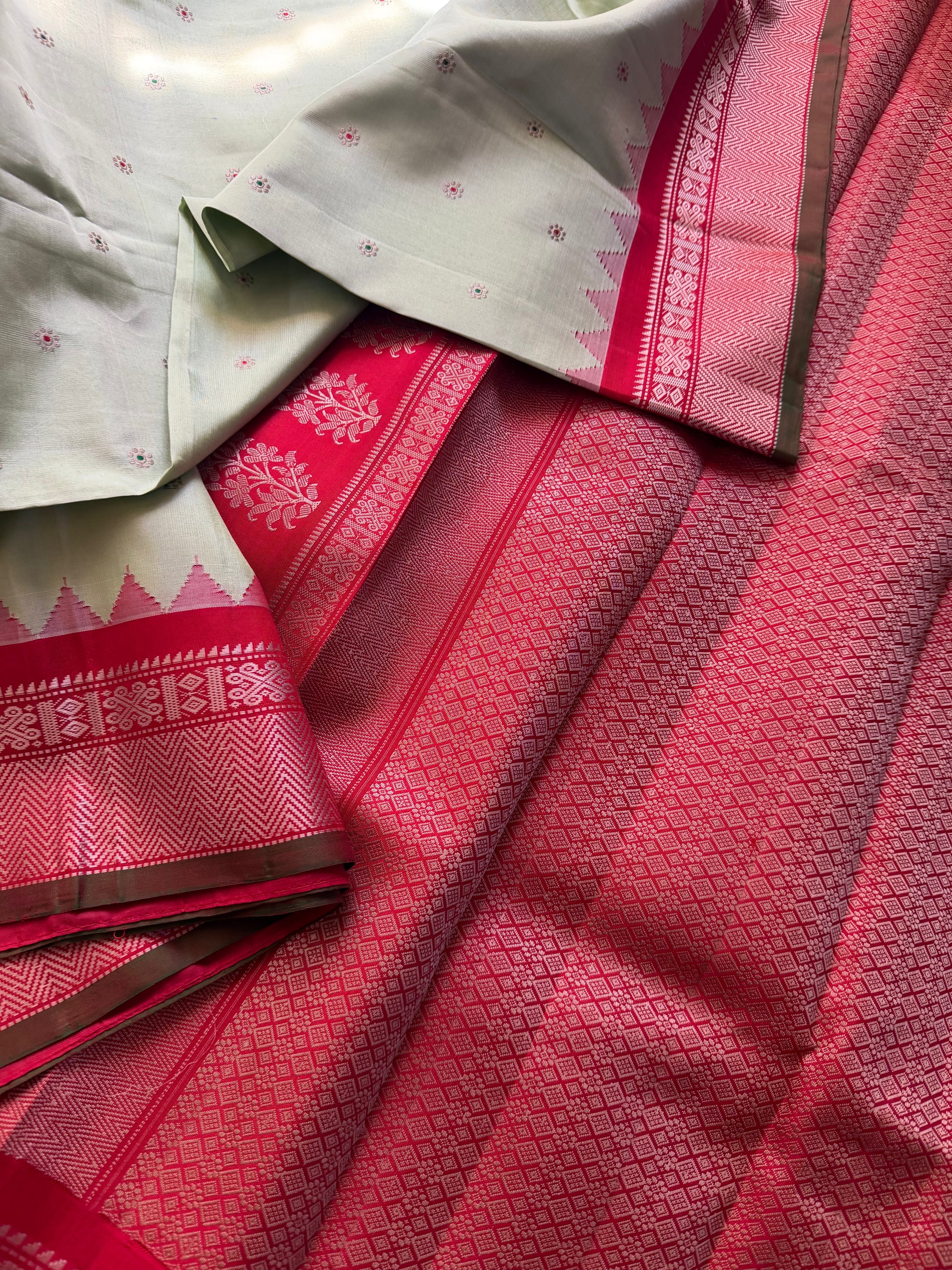 Kuttu  Gadwal Silk : No Zari
