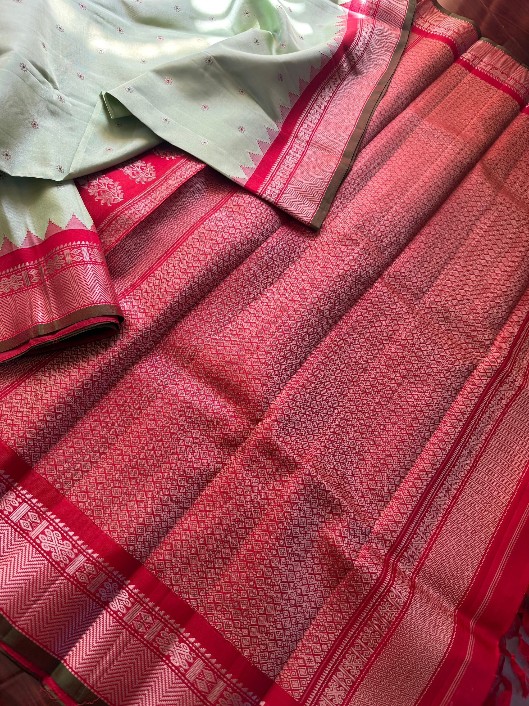 Kuttu  Gadwal Silk : No Zari