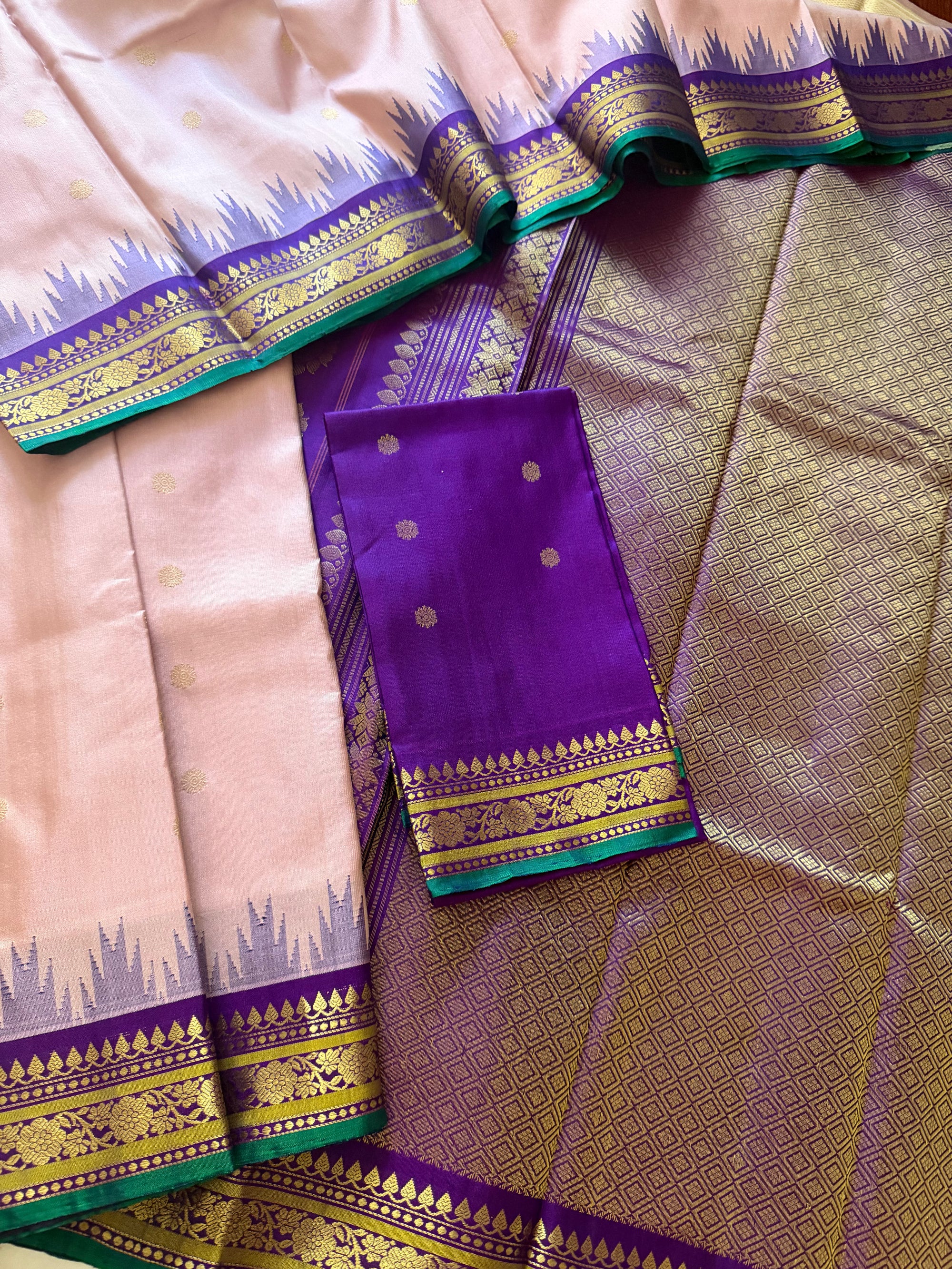 Kuttu Gadwal Silk