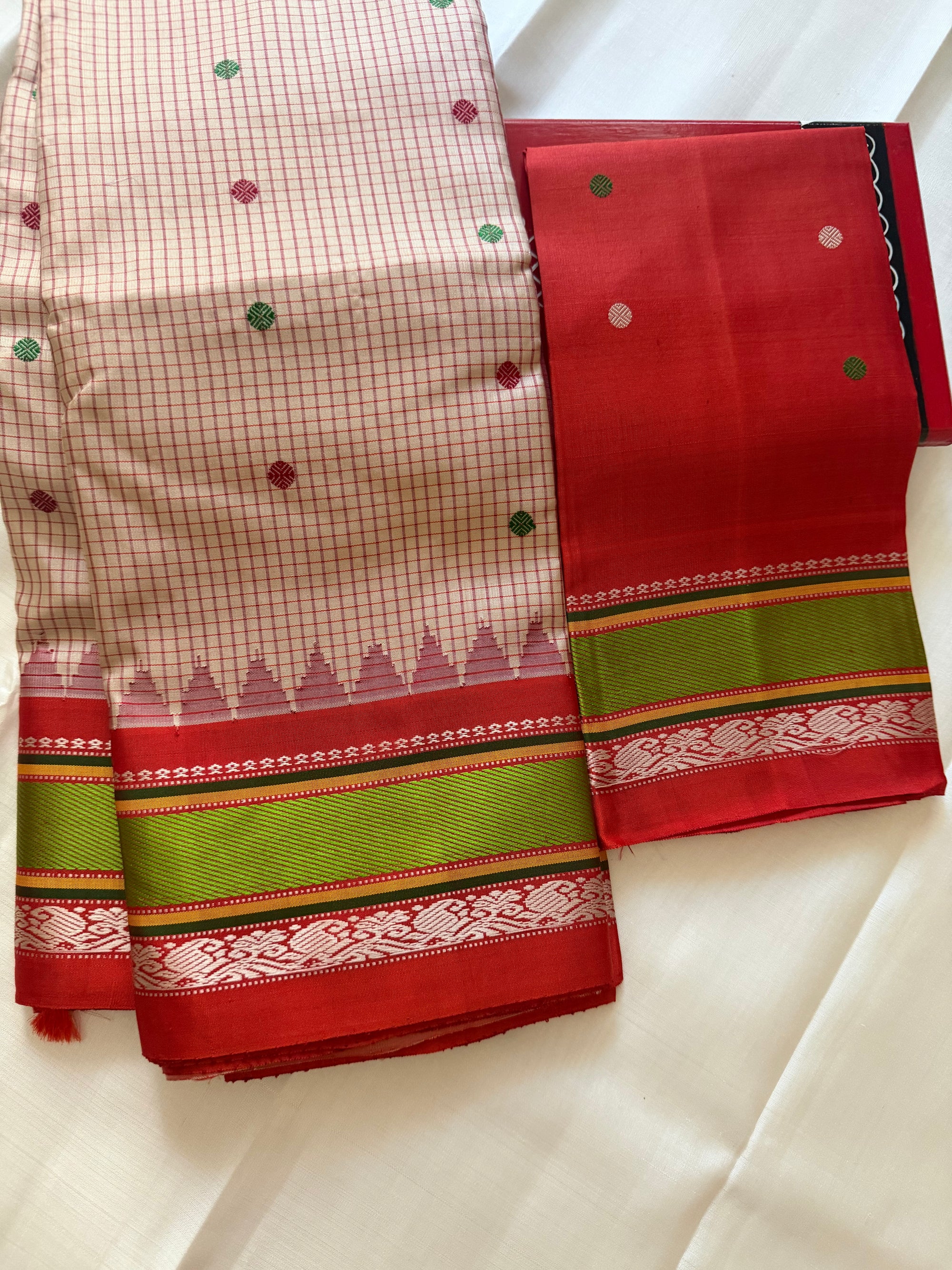 Kuttu Gadwal Silk : No Zari