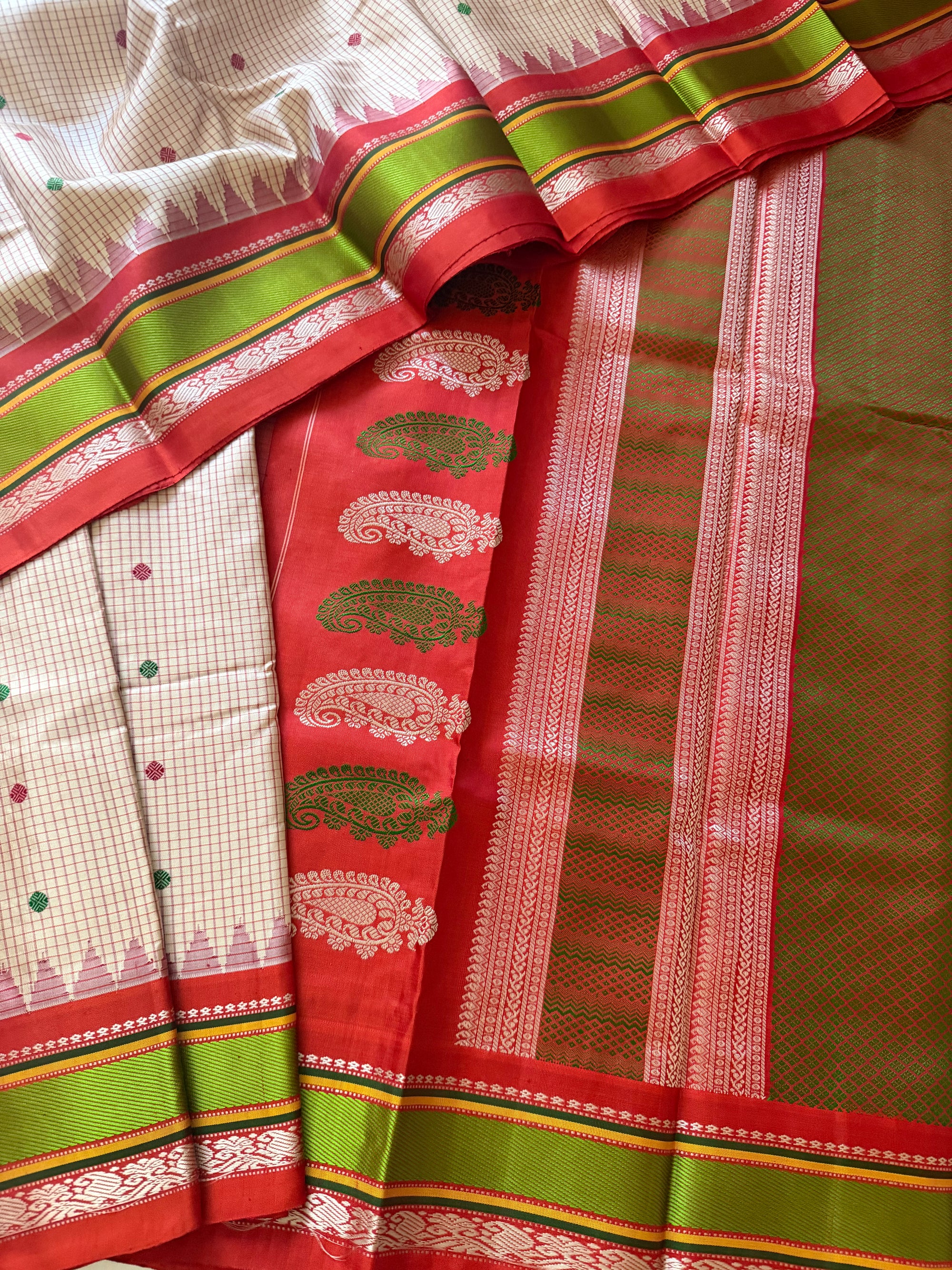 Kuttu Gadwal Silk : No Zari