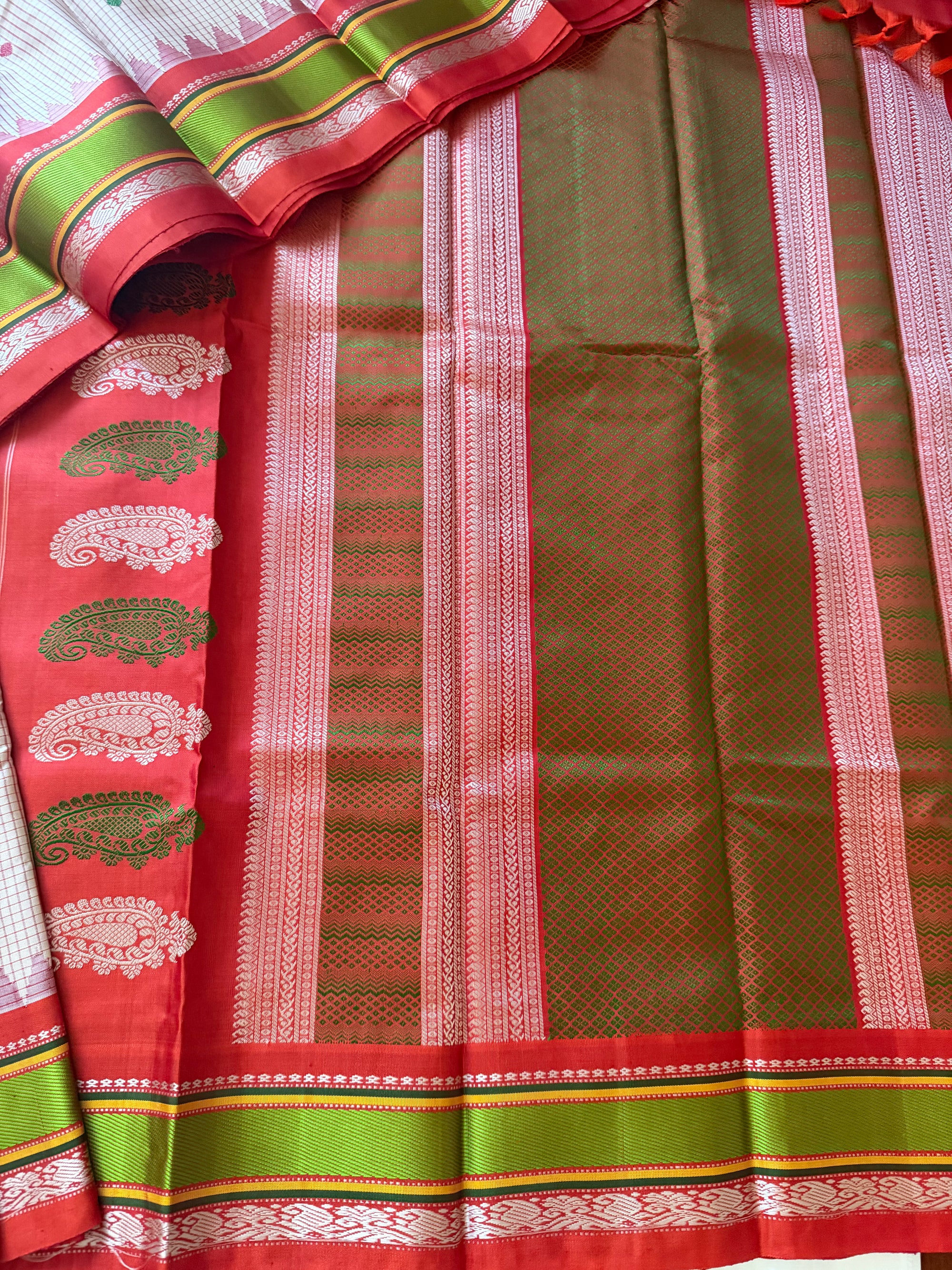 Kuttu Gadwal Silk : No Zari