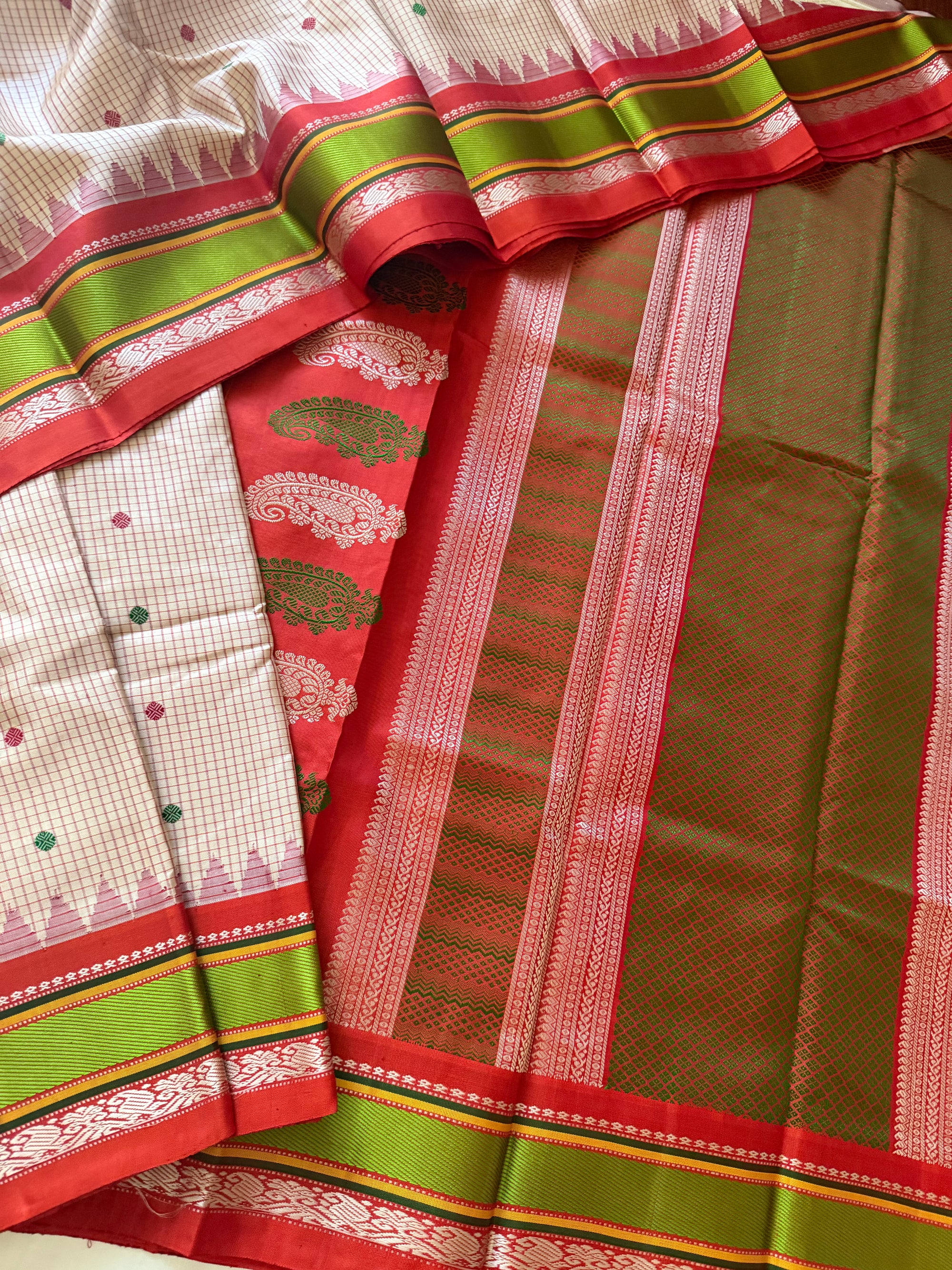 Kuttu Gadwal Silk : No Zari