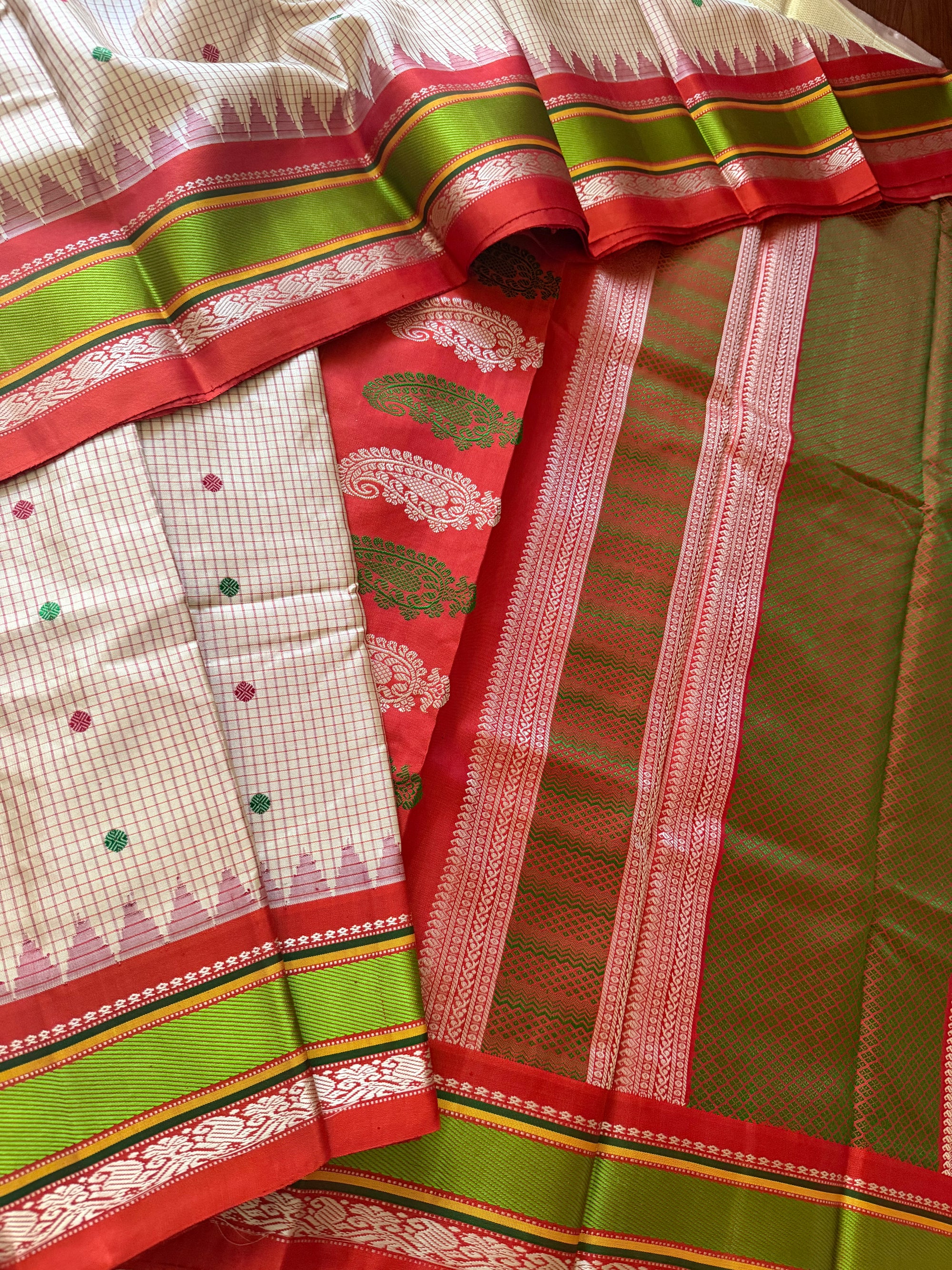 Kuttu Gadwal Silk : No Zari
