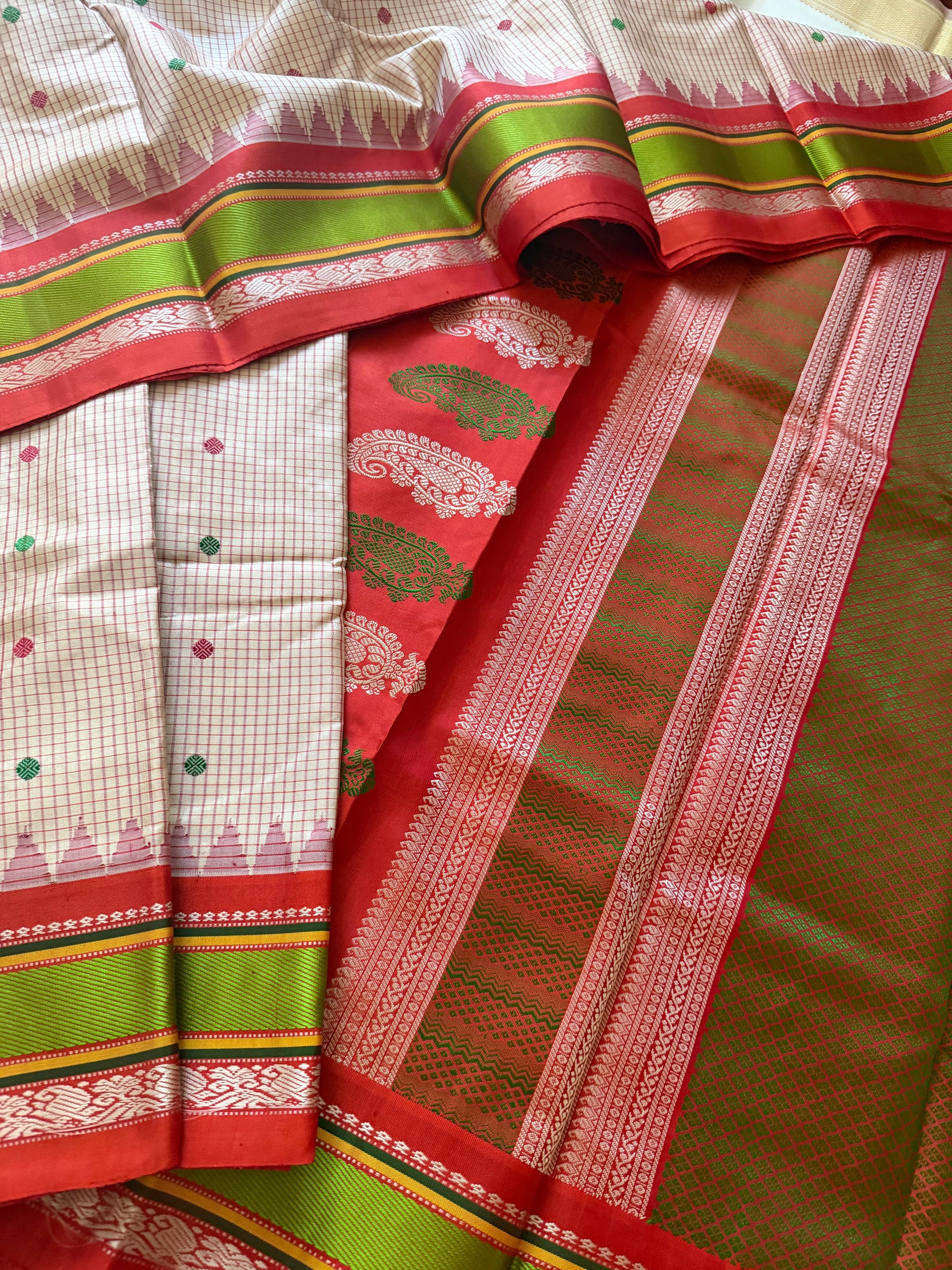 Kuttu Gadwal Silk : No Zari