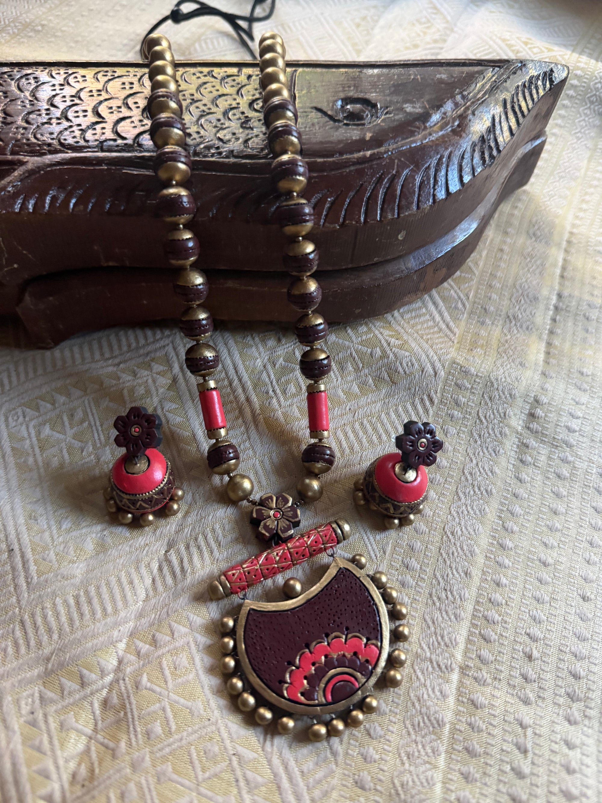 Terracotta Jewelry : Rust &amp; brown beads with floral pendant set