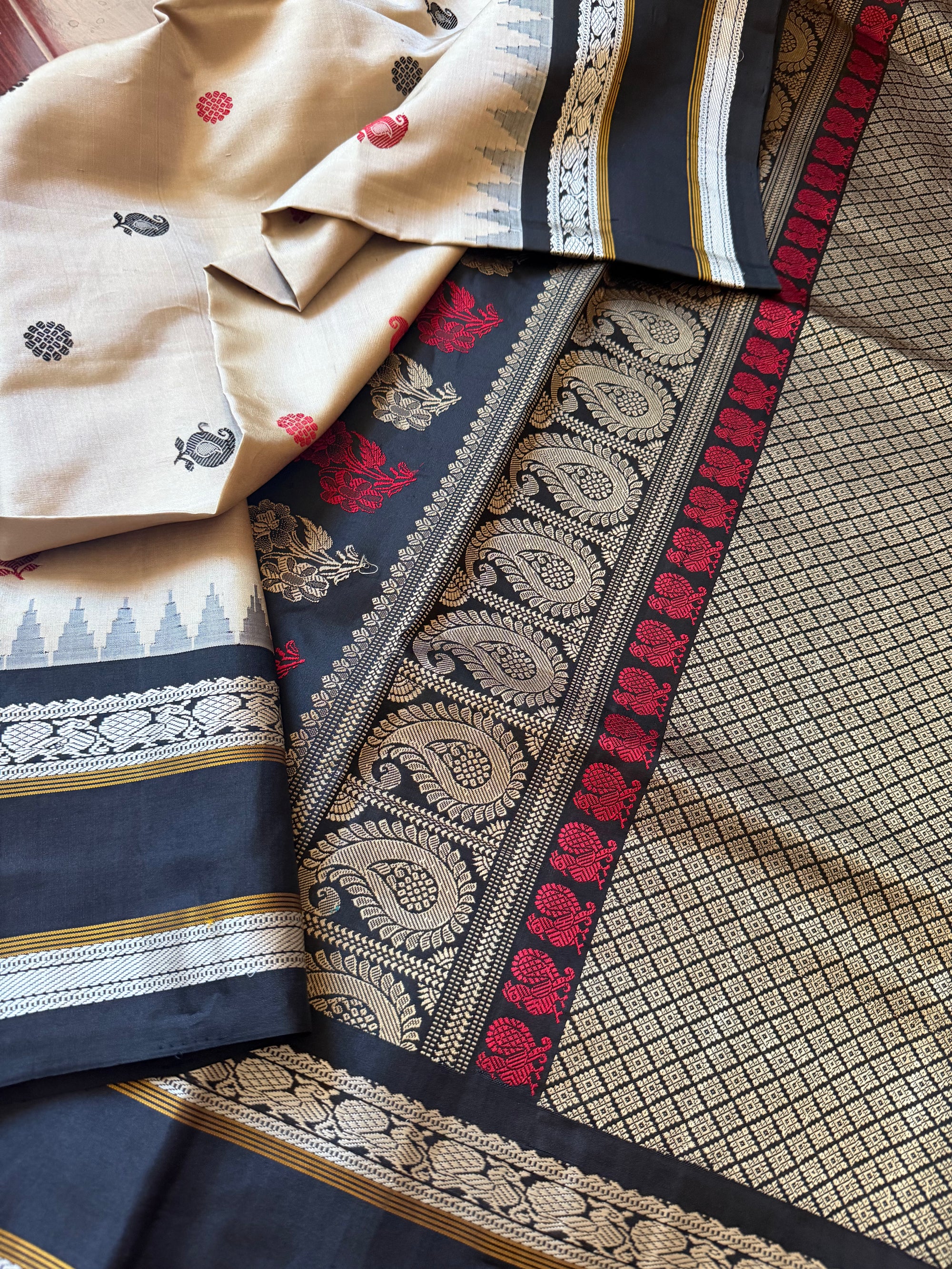 Kuttu  Gadwal Silk