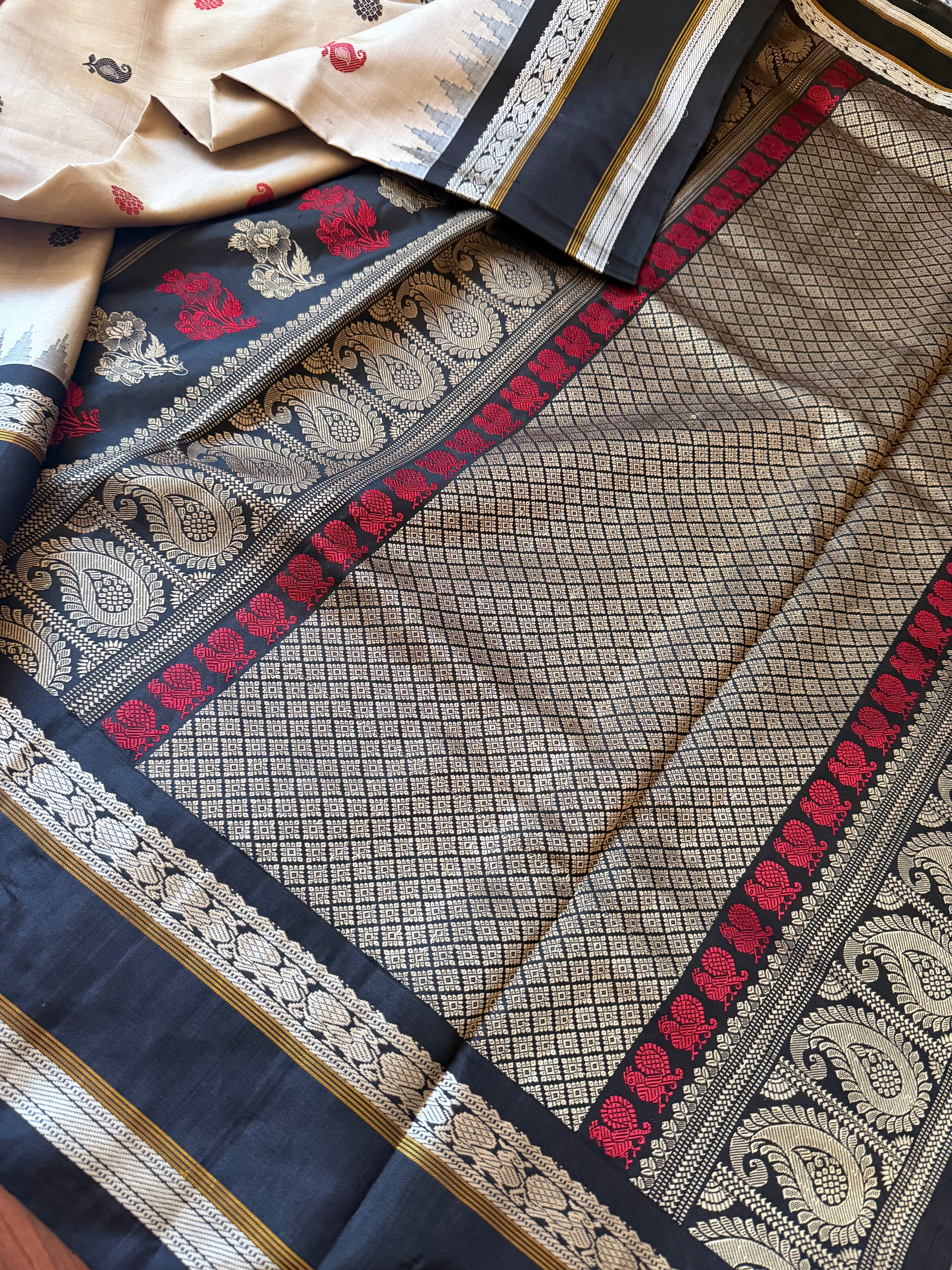 Kuttu  Gadwal Silk