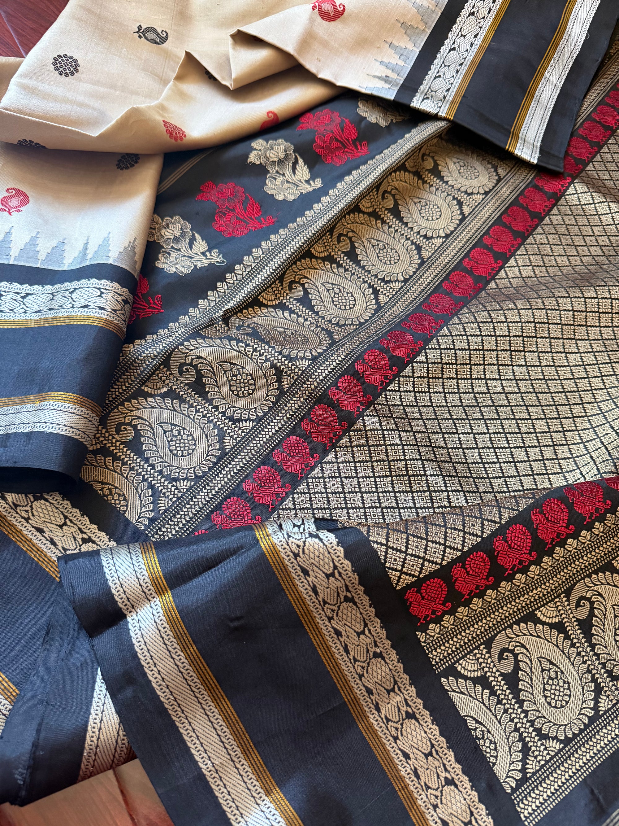 Kuttu  Gadwal Silk