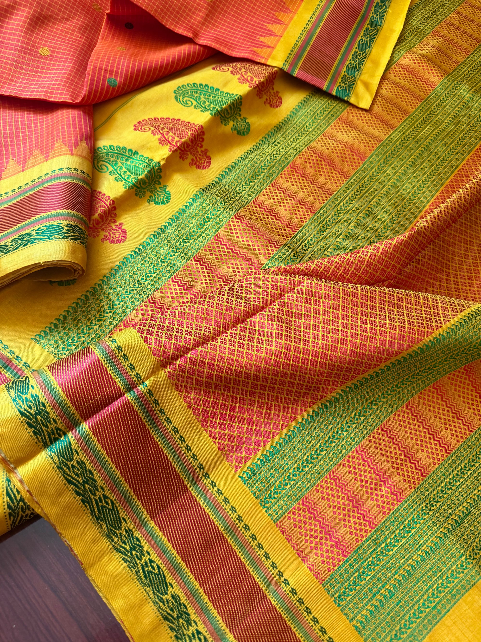 Kuttu  Gadwal Silk