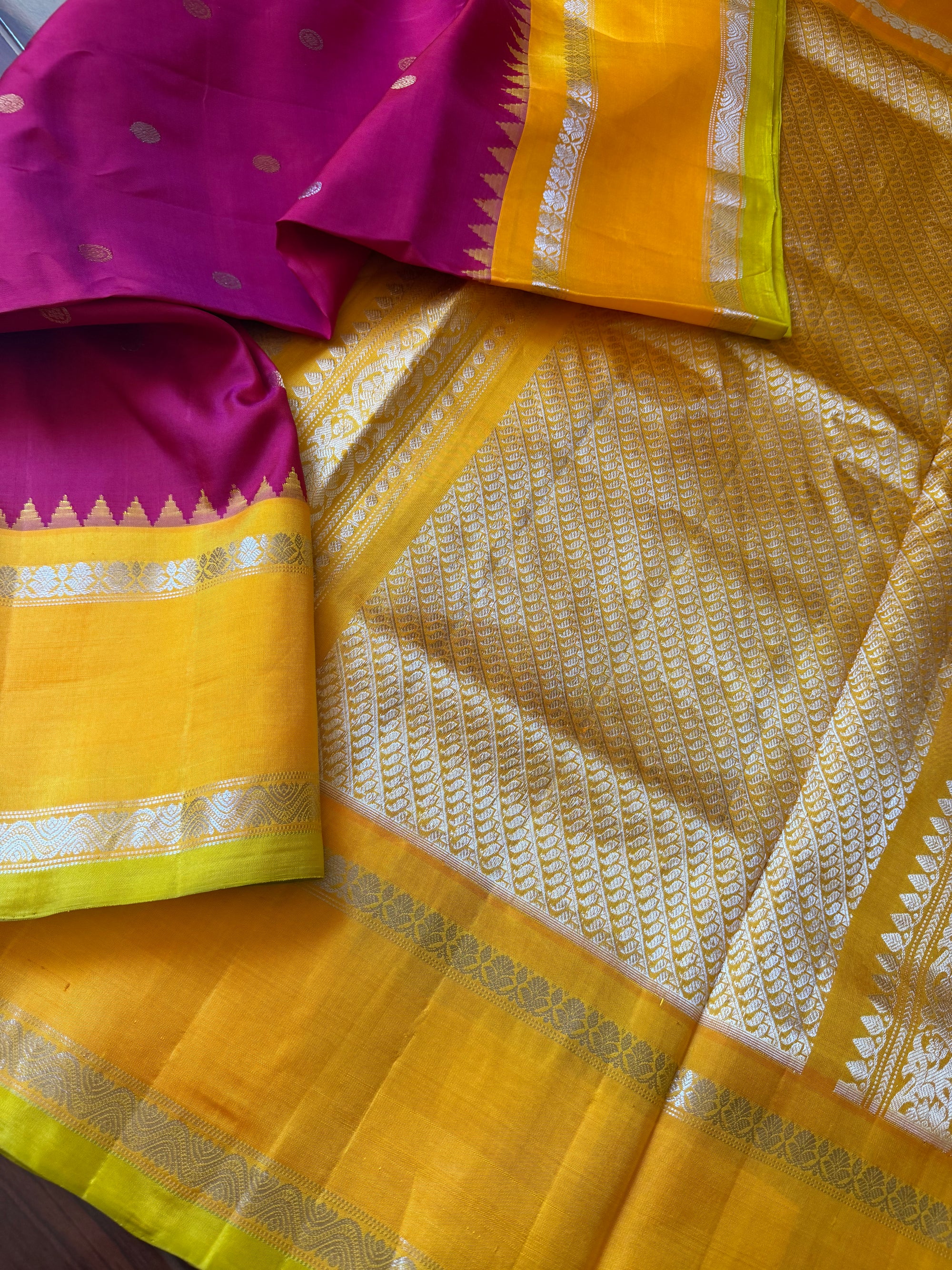 Kuttu  Gadwal Silk