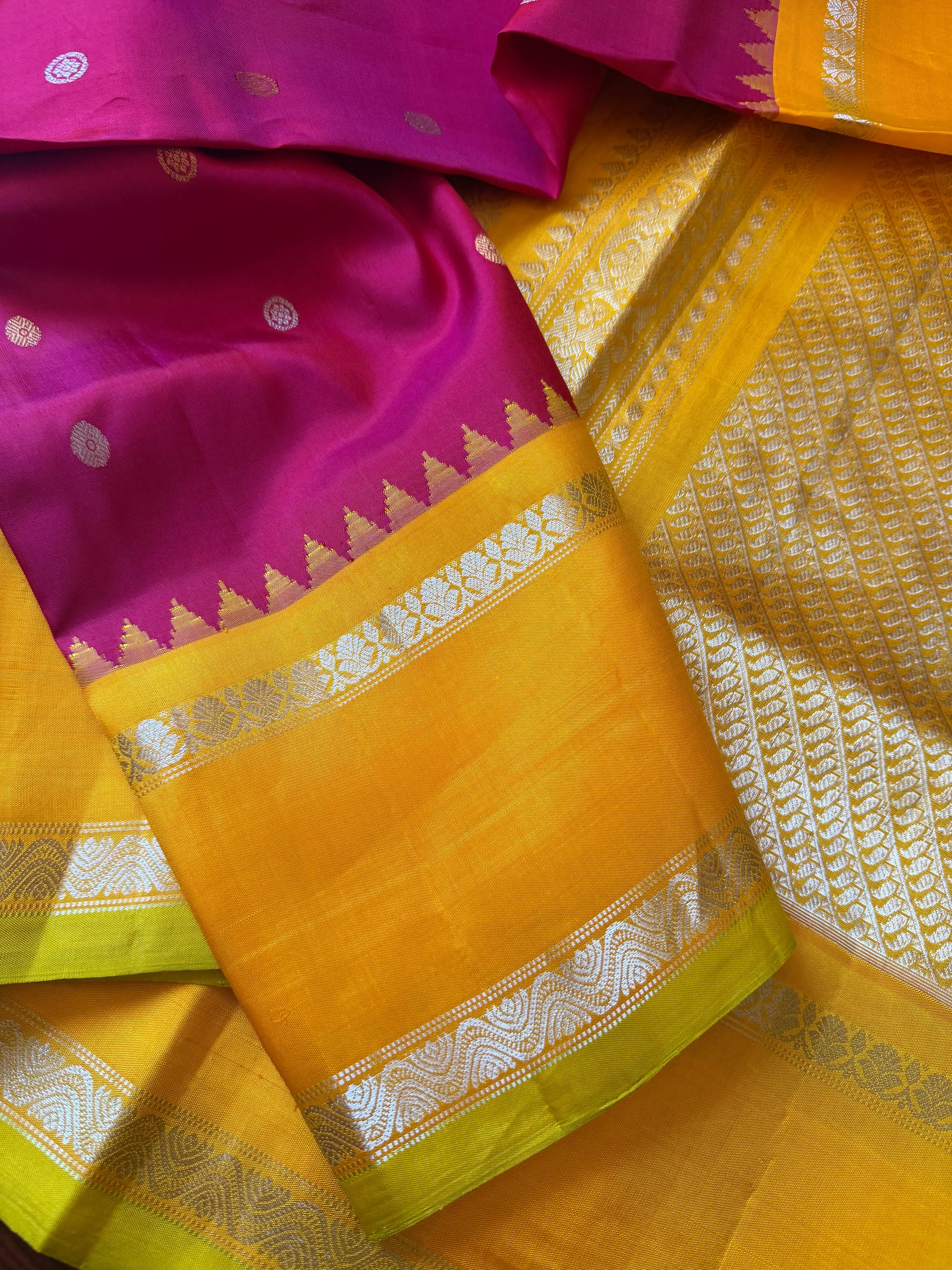 Kuttu  Gadwal Silk