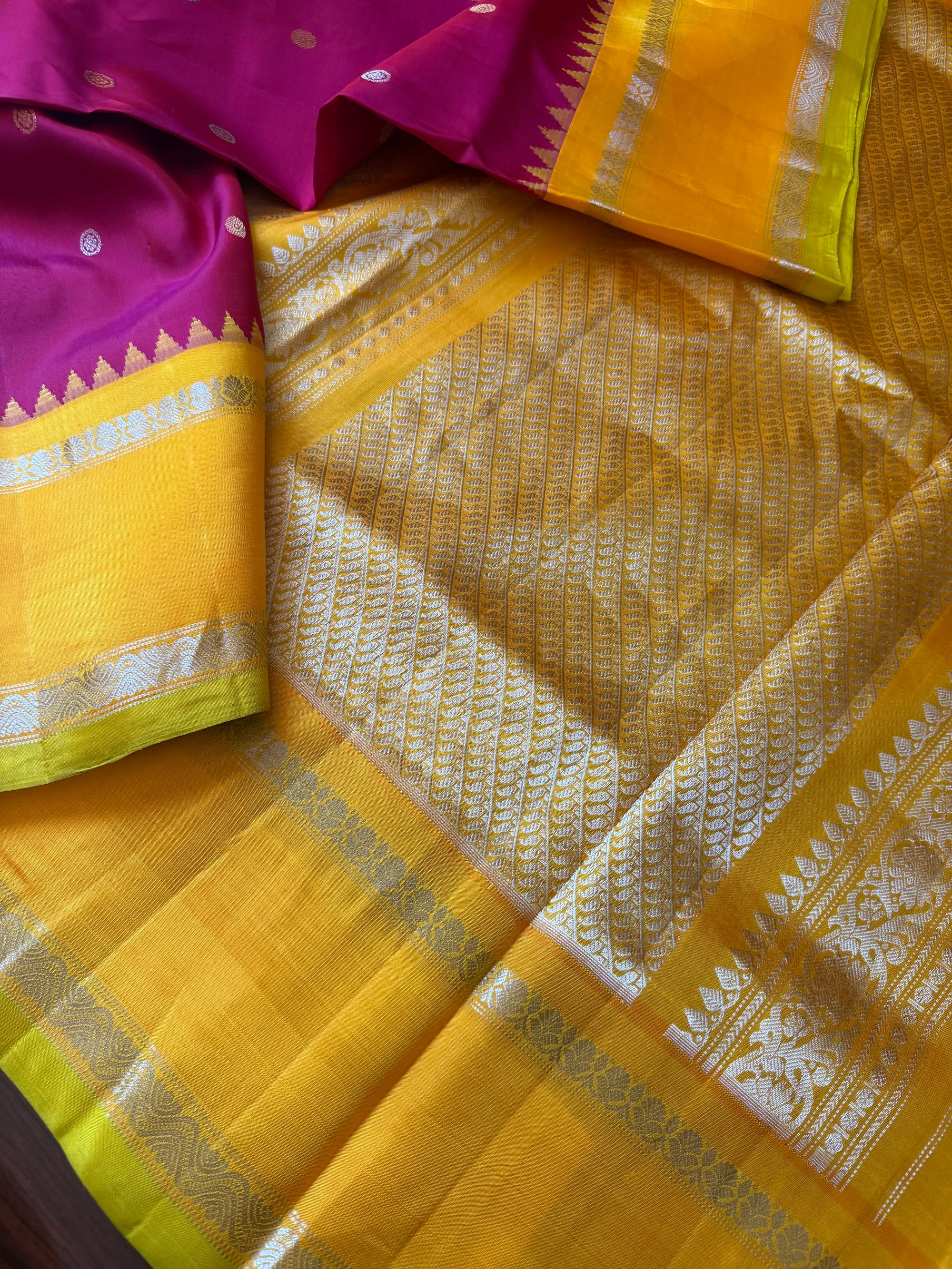 Kuttu  Gadwal Silk