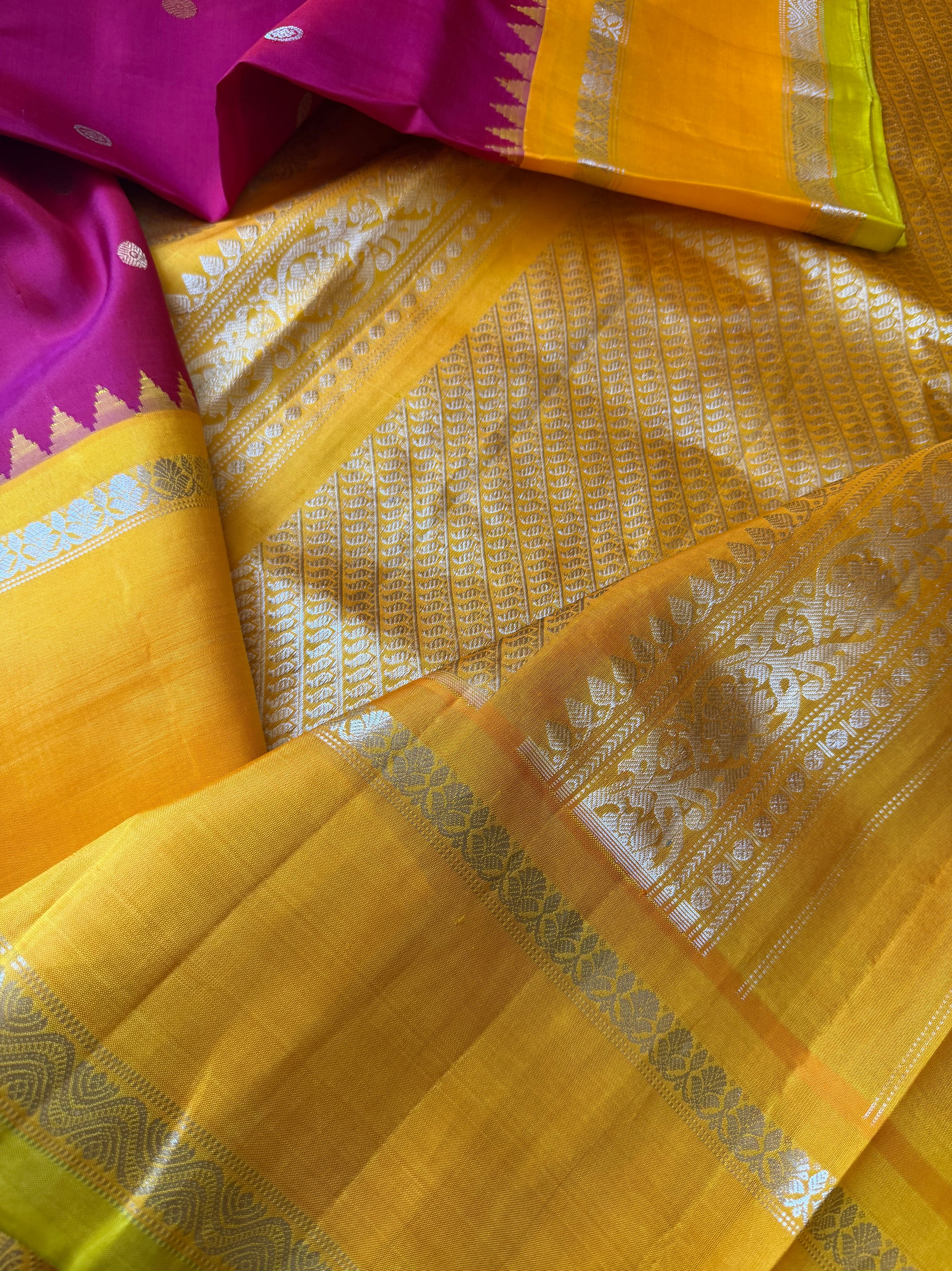 Kuttu  Gadwal Silk