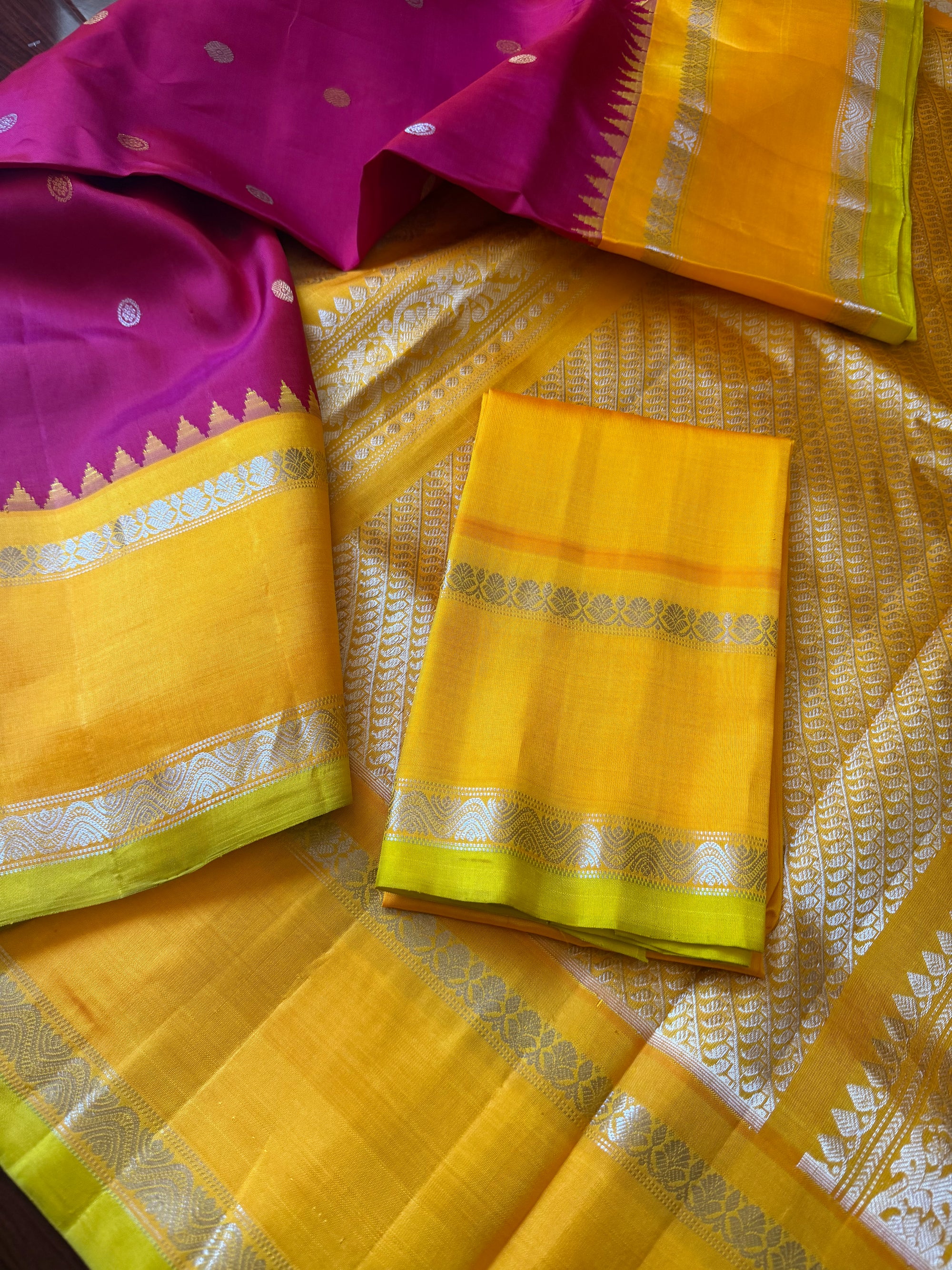 Kuttu  Gadwal Silk