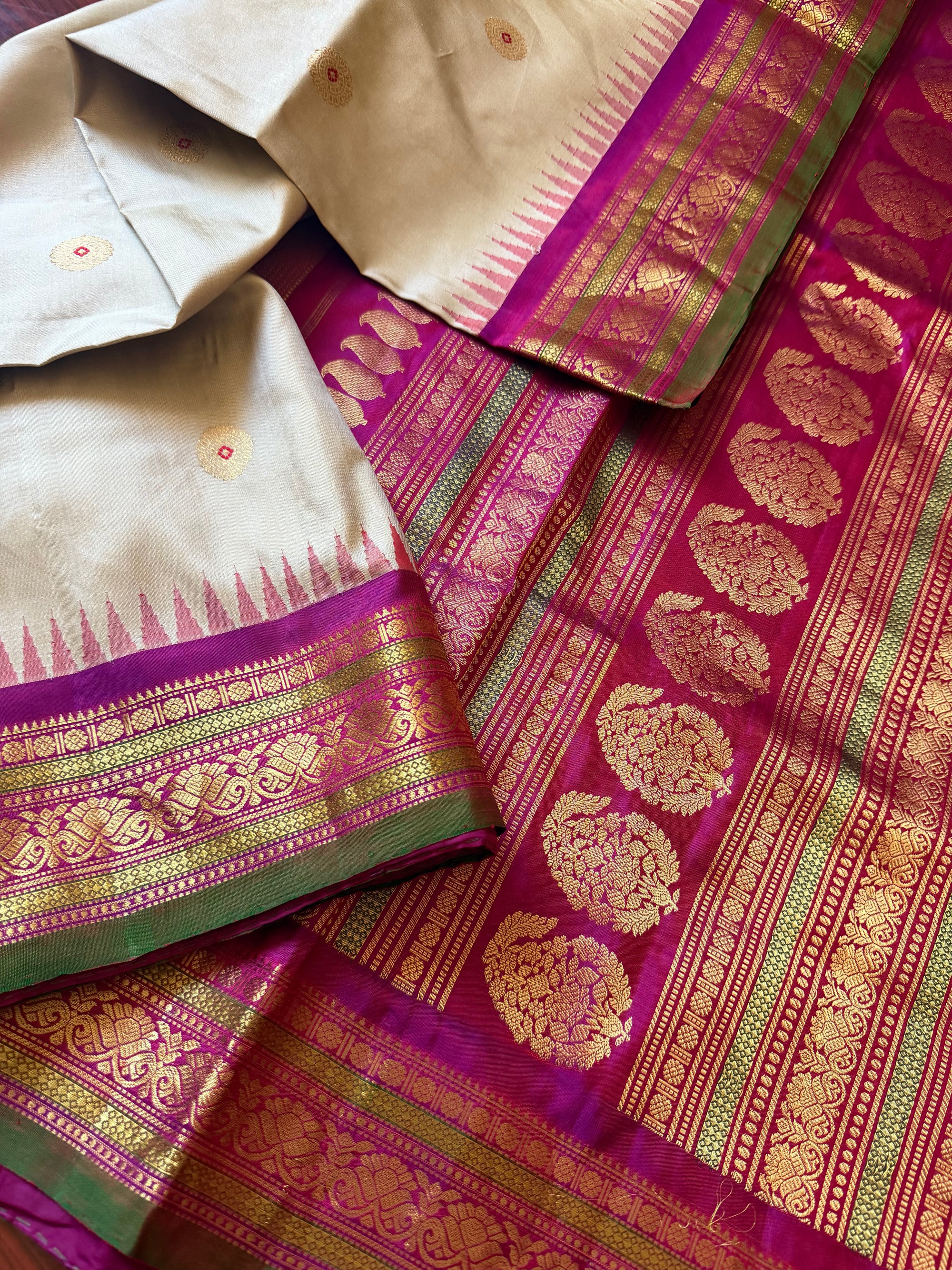 Kuttu  Gadwal Silk