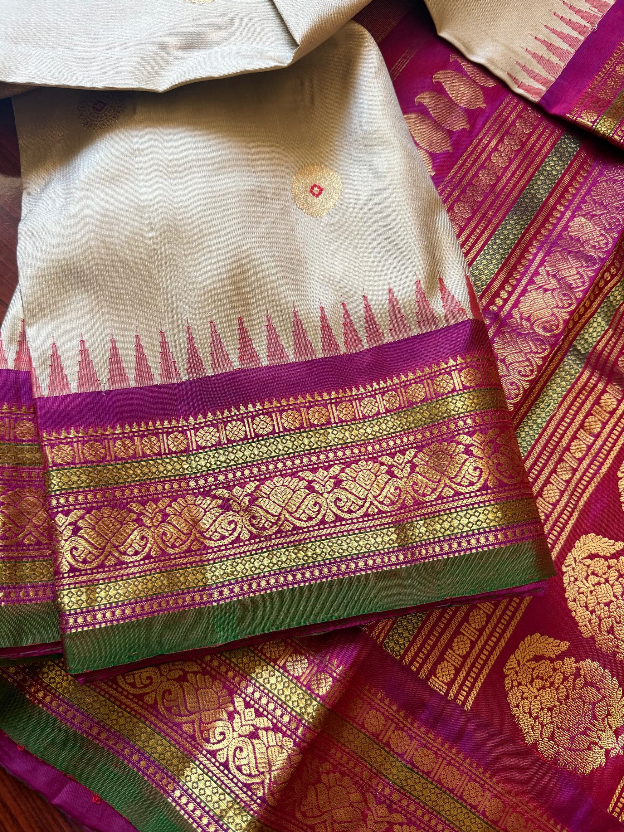 Kuttu  Gadwal Silk