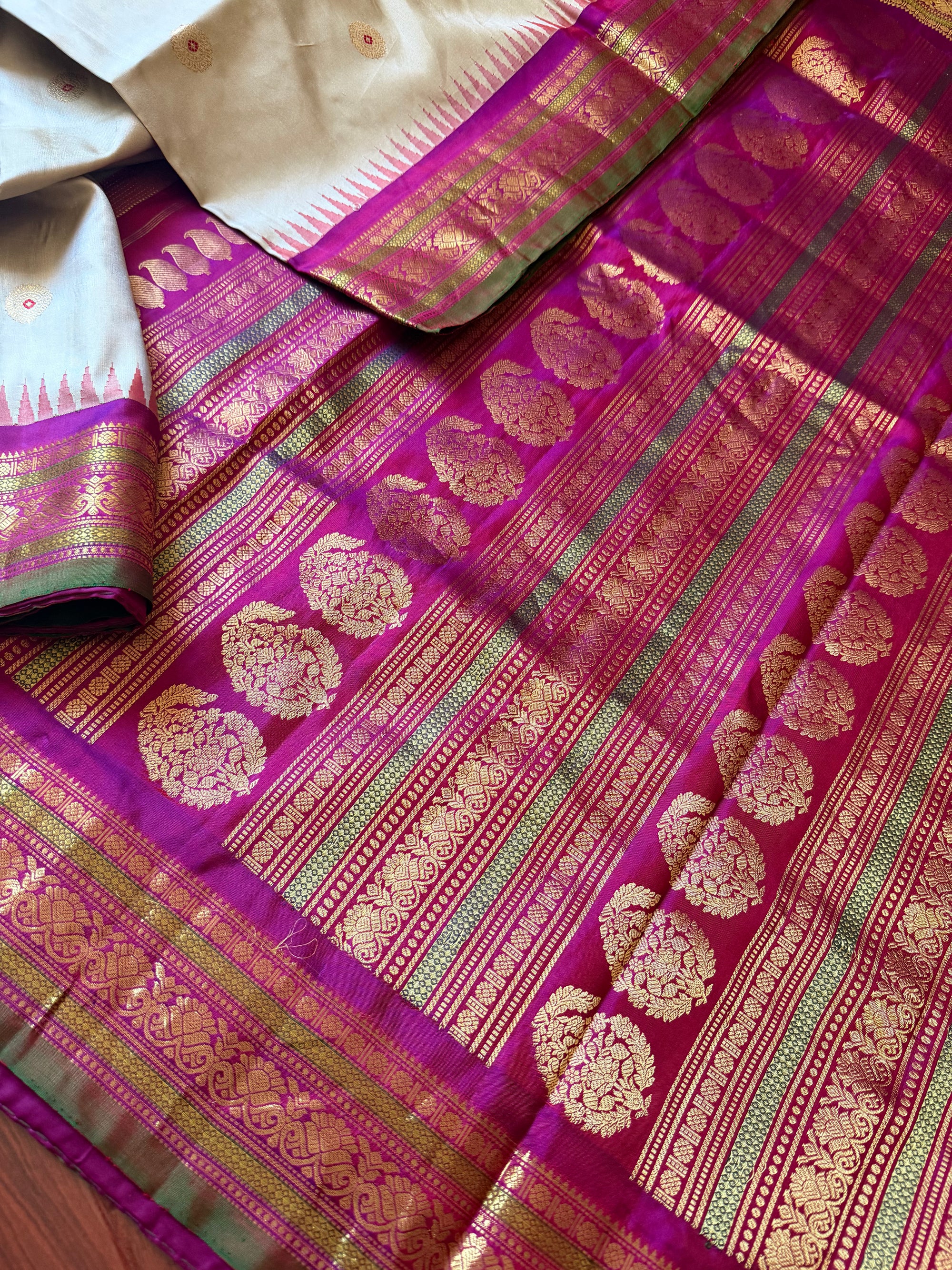 Kuttu  Gadwal Silk