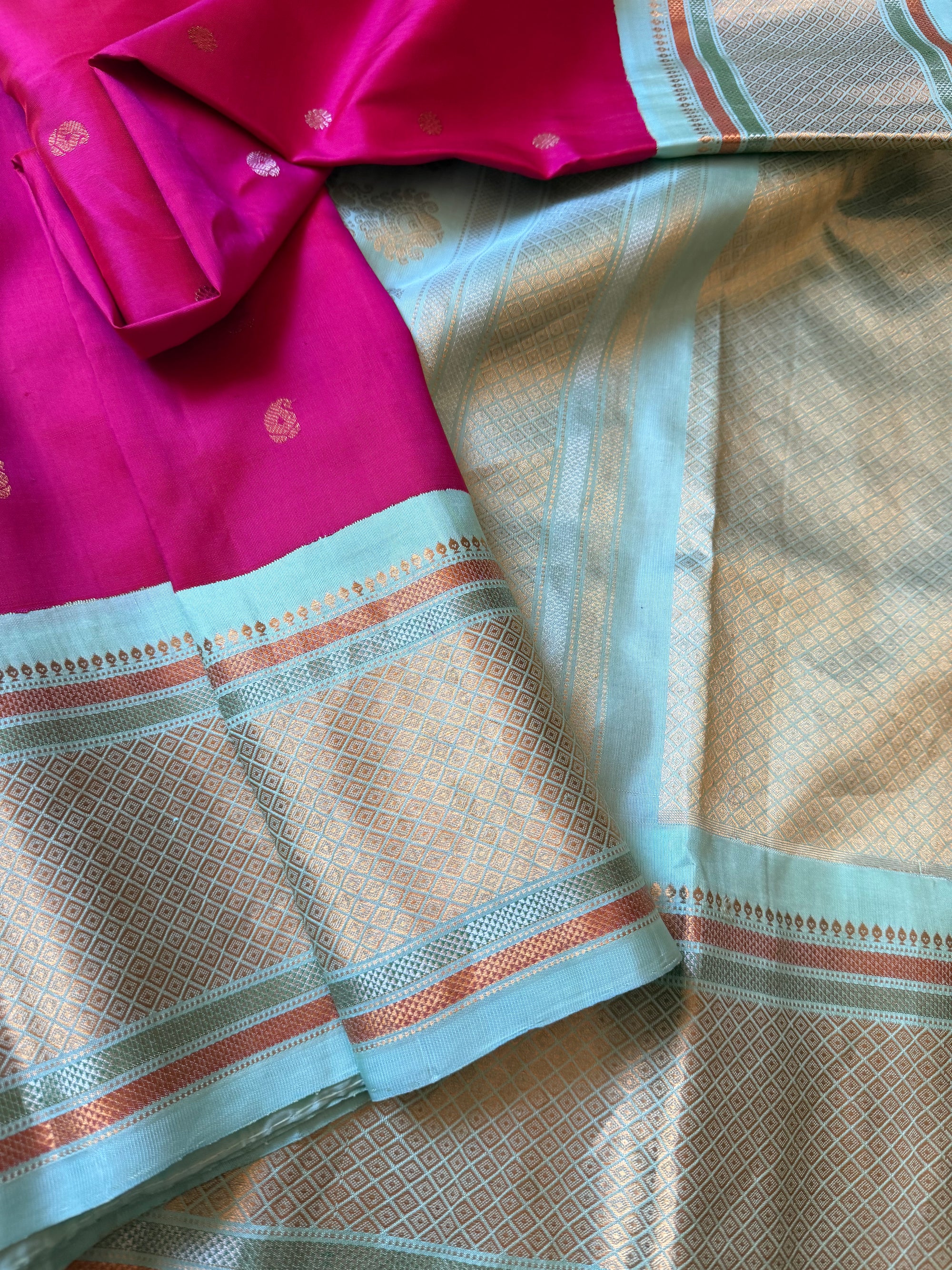 Kuttu  Gadwal Silk