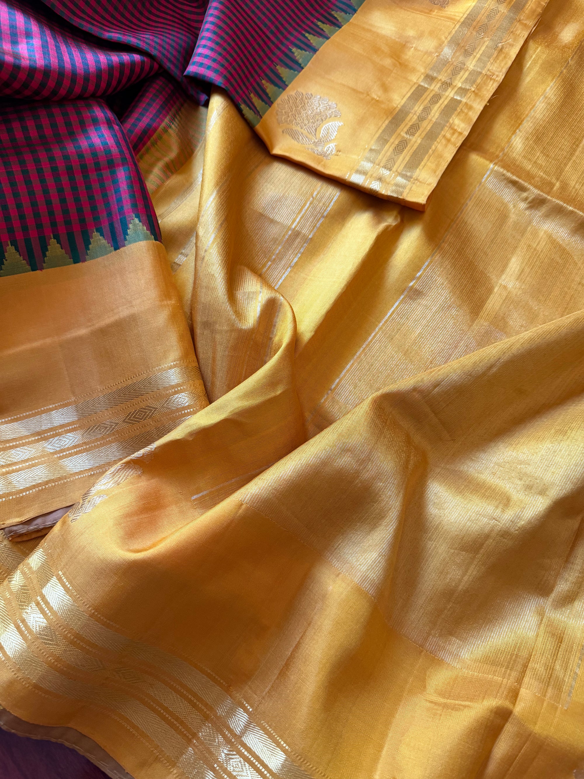 Kuttu Gadwal Silk