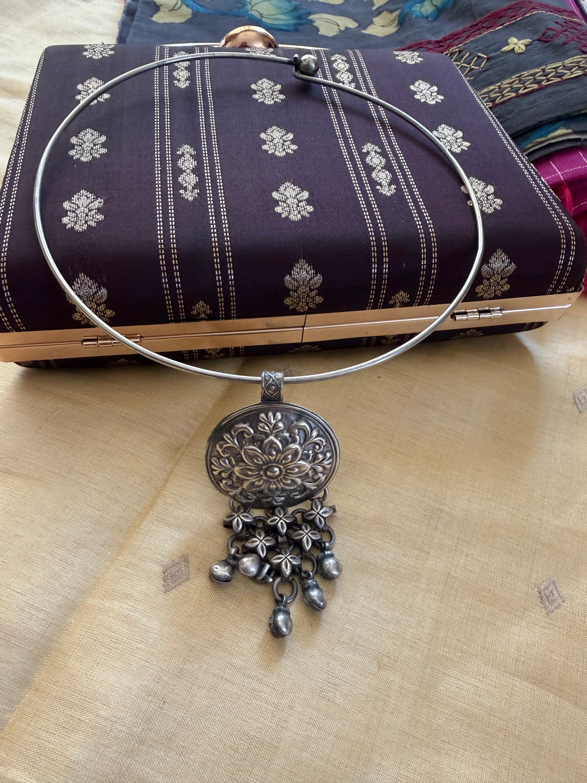 SILVER TONED JEWELRY : Hasli with pendant (Round)