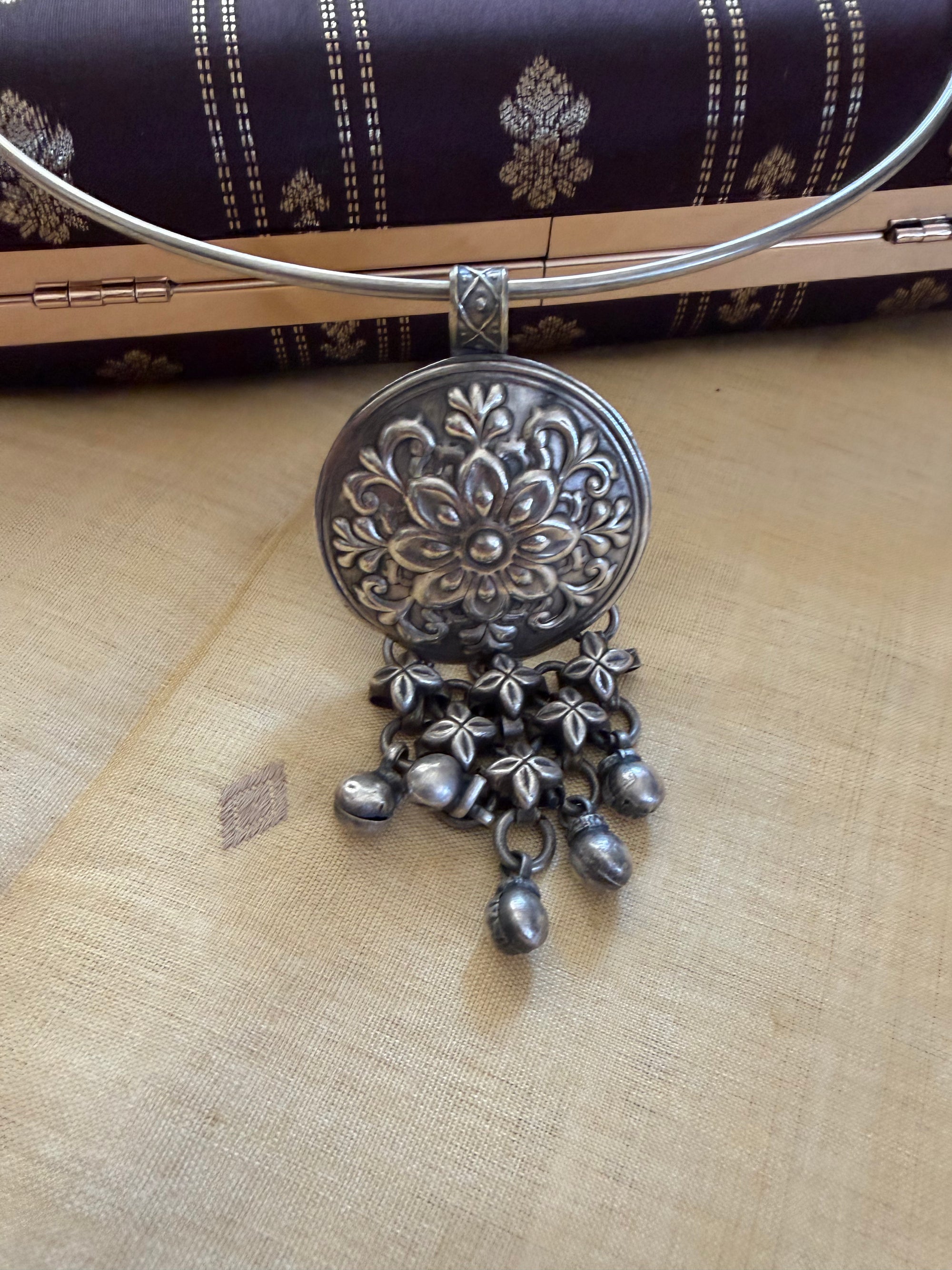 SILVER TONED JEWELRY : Hasli with pendant (Round)
