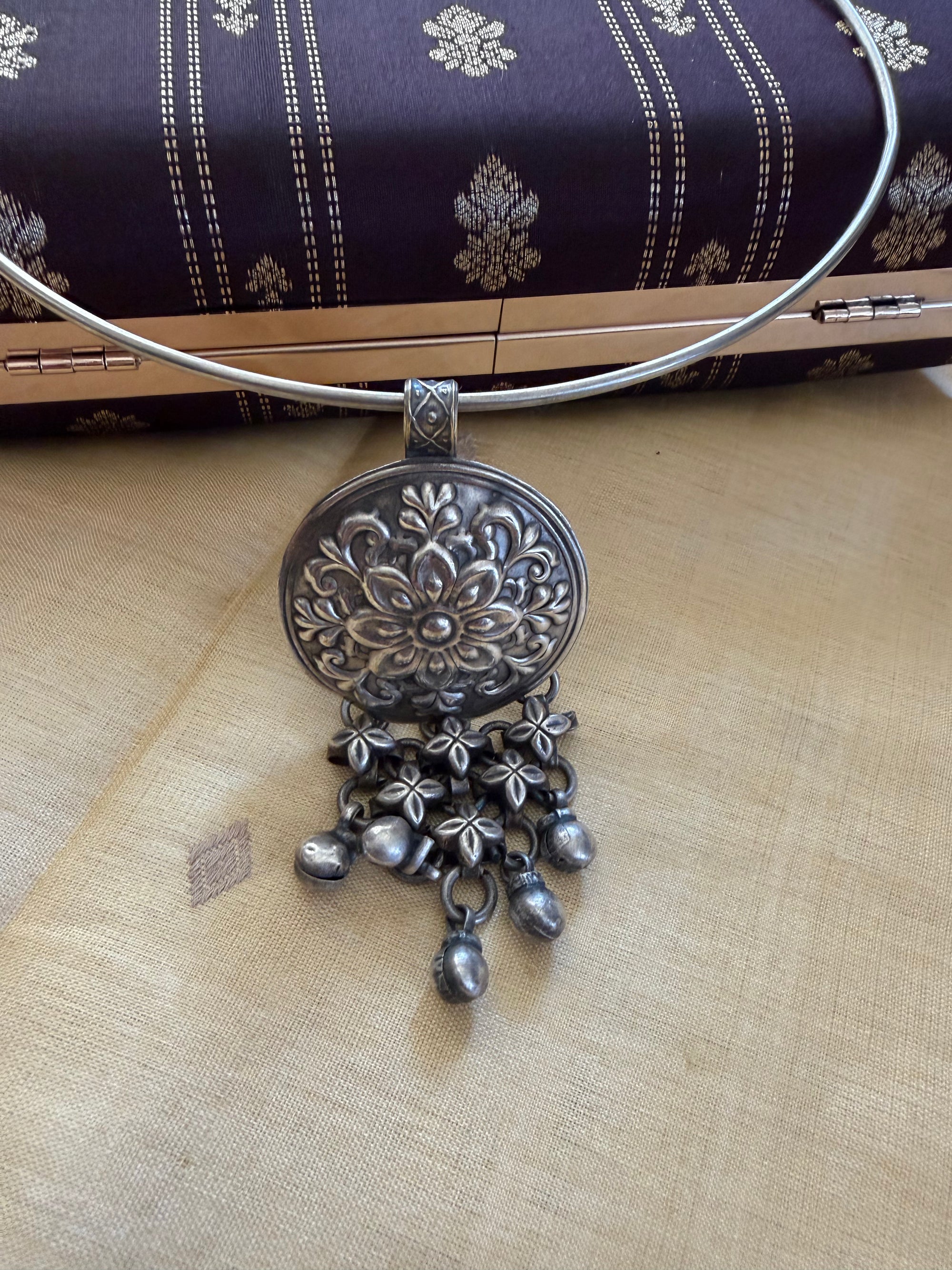 SILVER TONED JEWELRY : Hasli with pendant (Round)