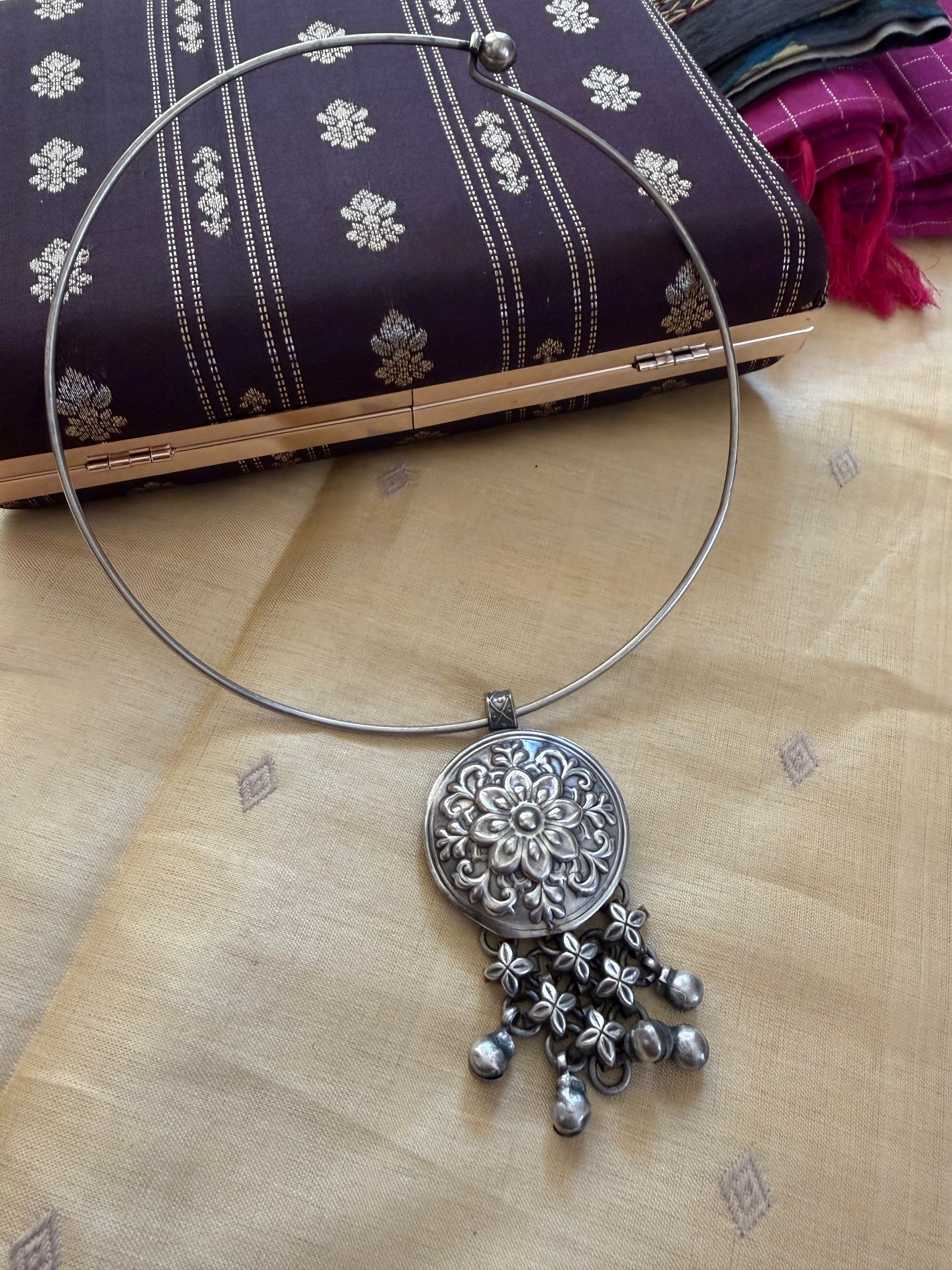SILVER TONED JEWELRY : Hasli with pendant (Round)