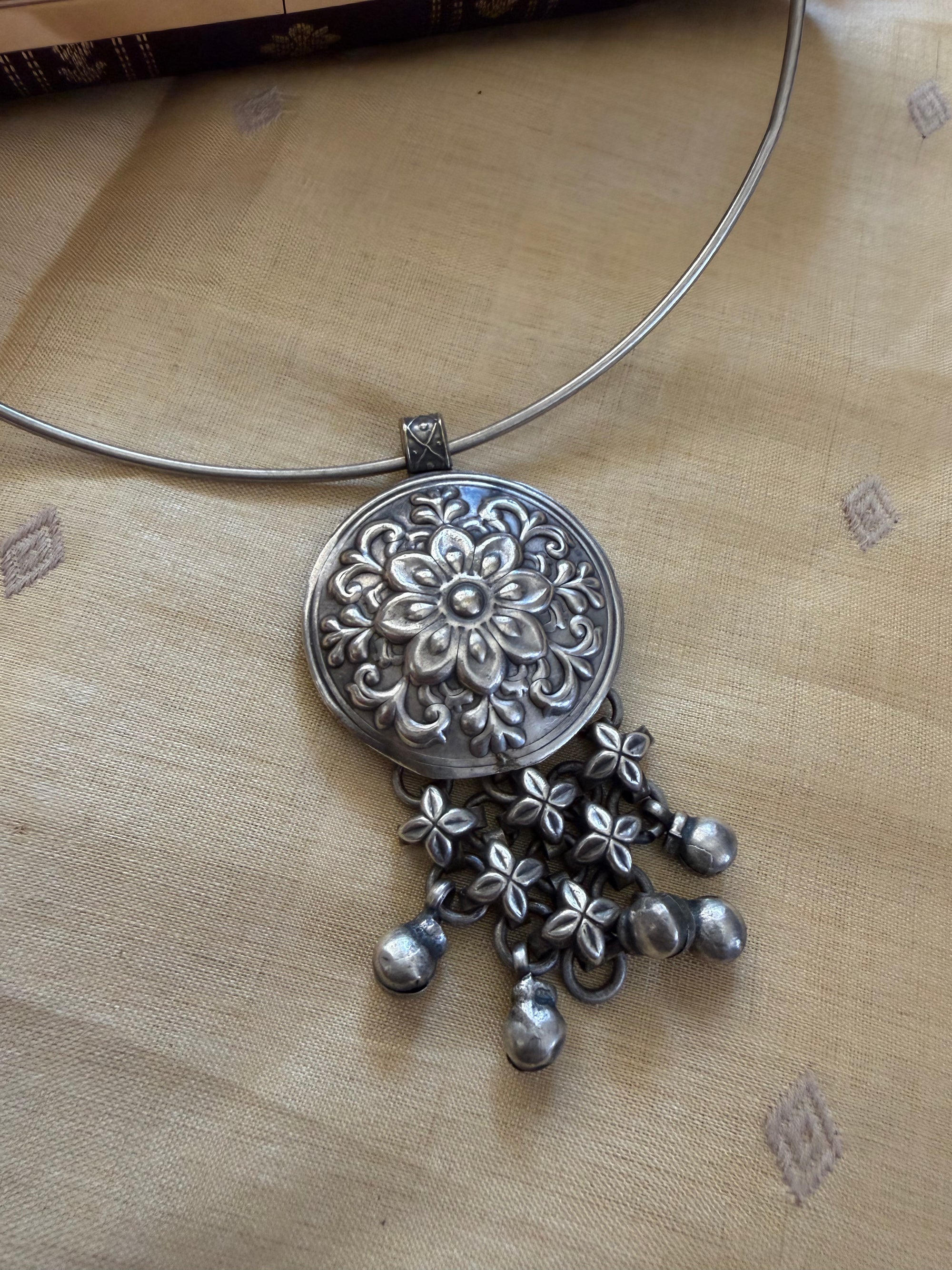 SILVER TONED JEWELRY : Hasli with pendant (Round)