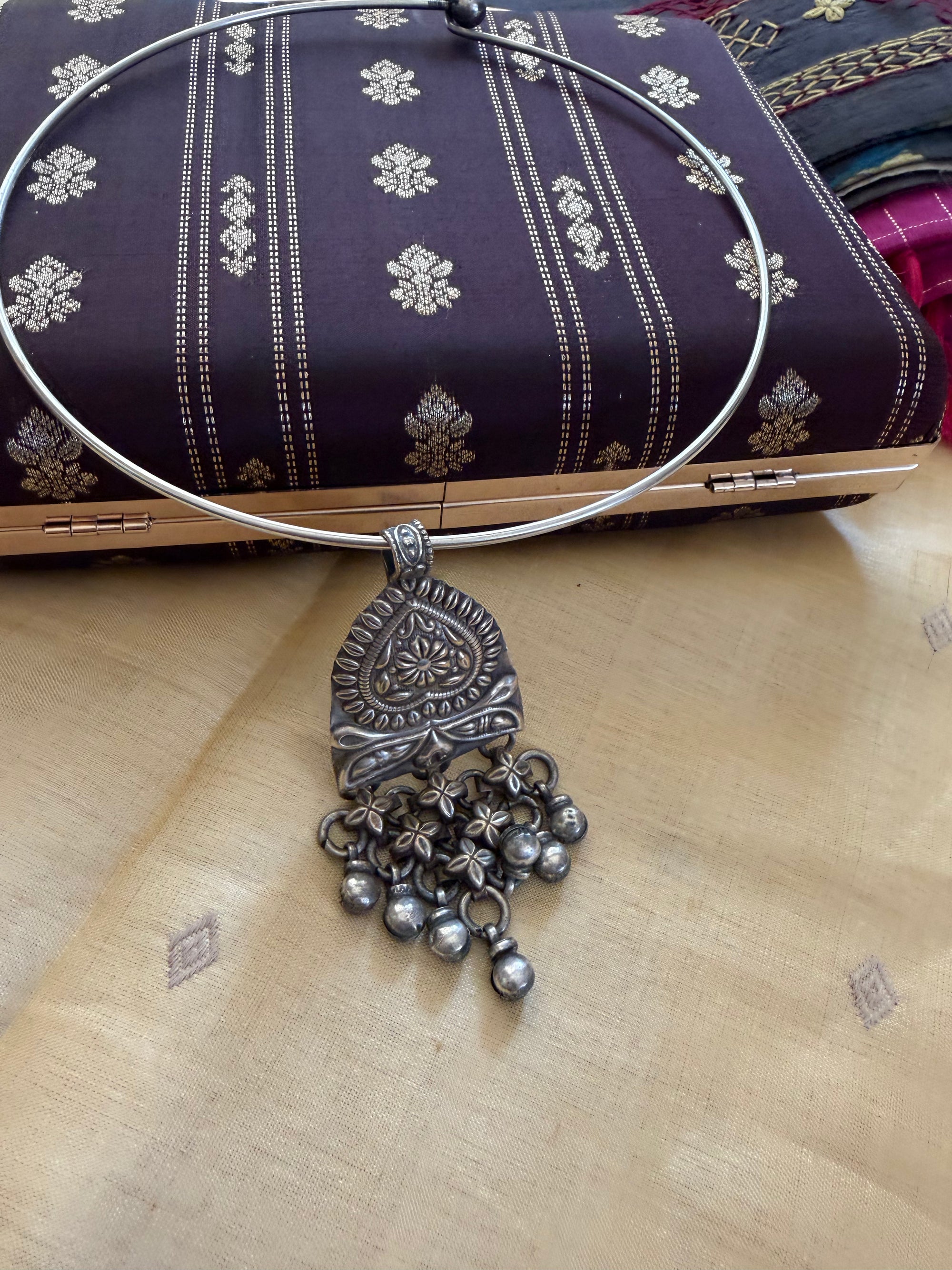 SILVER TONED JEWELRY : Hasli with pendant (Curved)