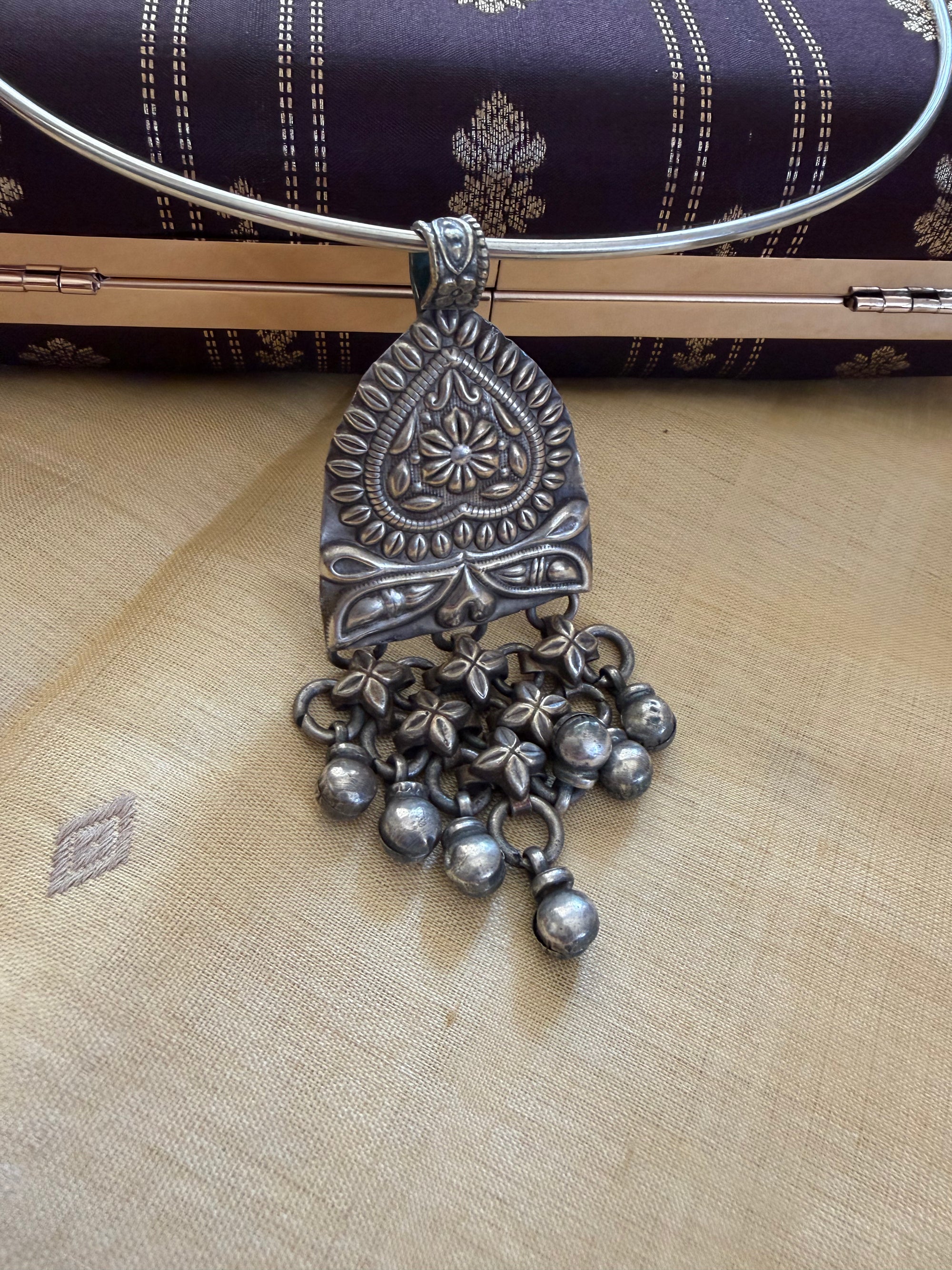 SILVER TONED JEWELRY : Hasli with pendant (Curved)