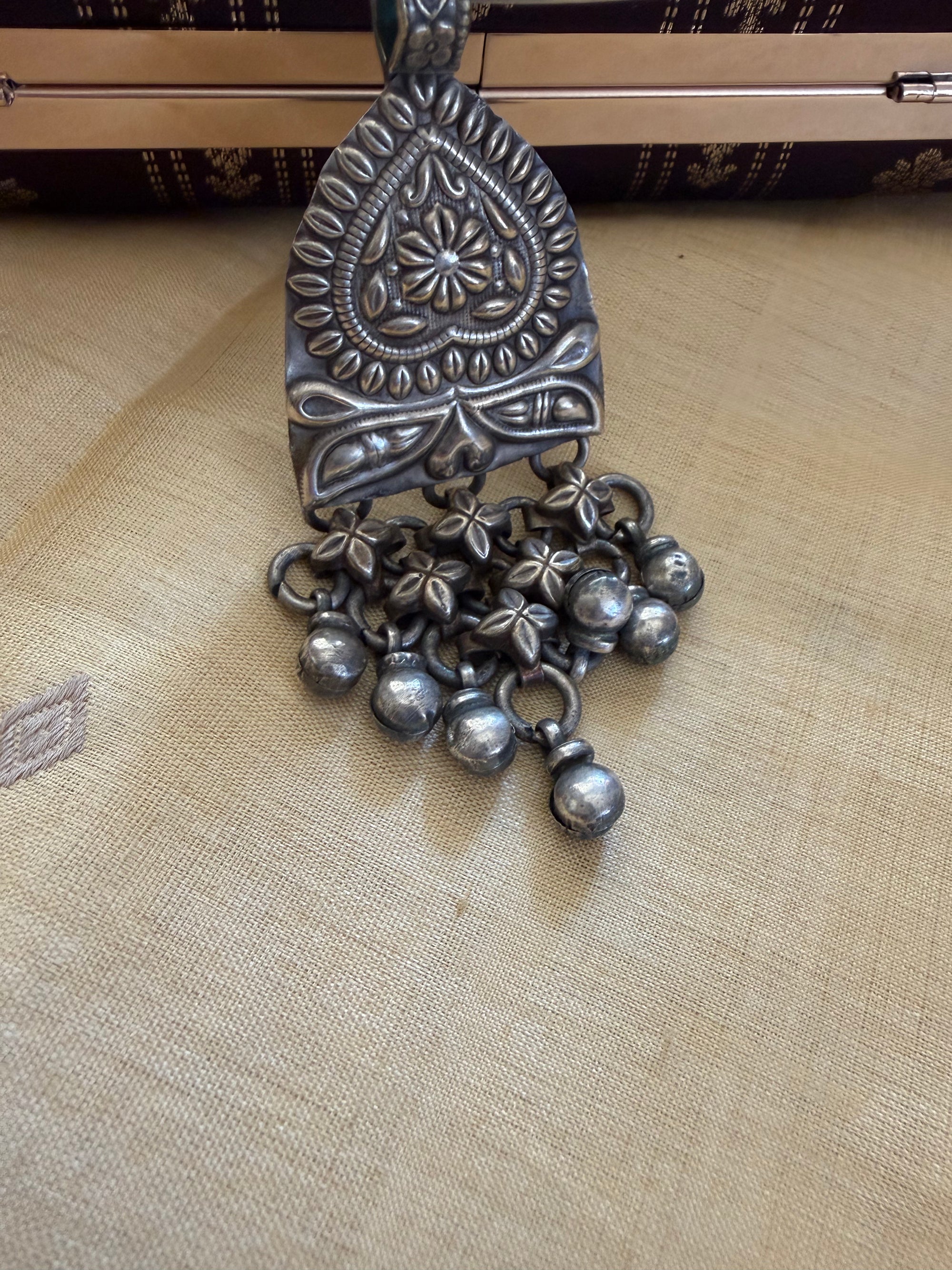 SILVER TONED JEWELRY : Hasli with pendant (Curved)