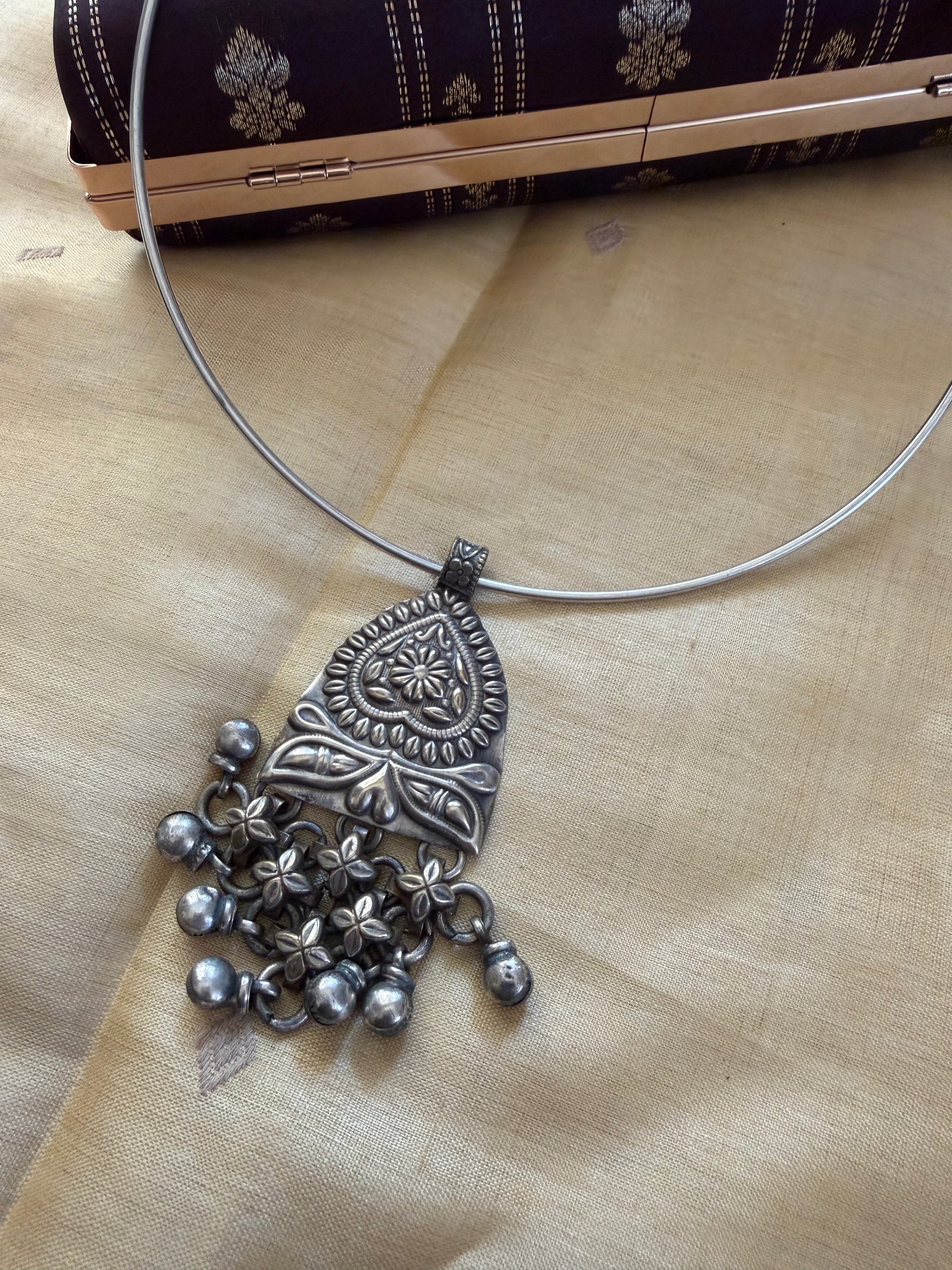 SILVER TONED JEWELRY : Hasli with pendant (Curved)