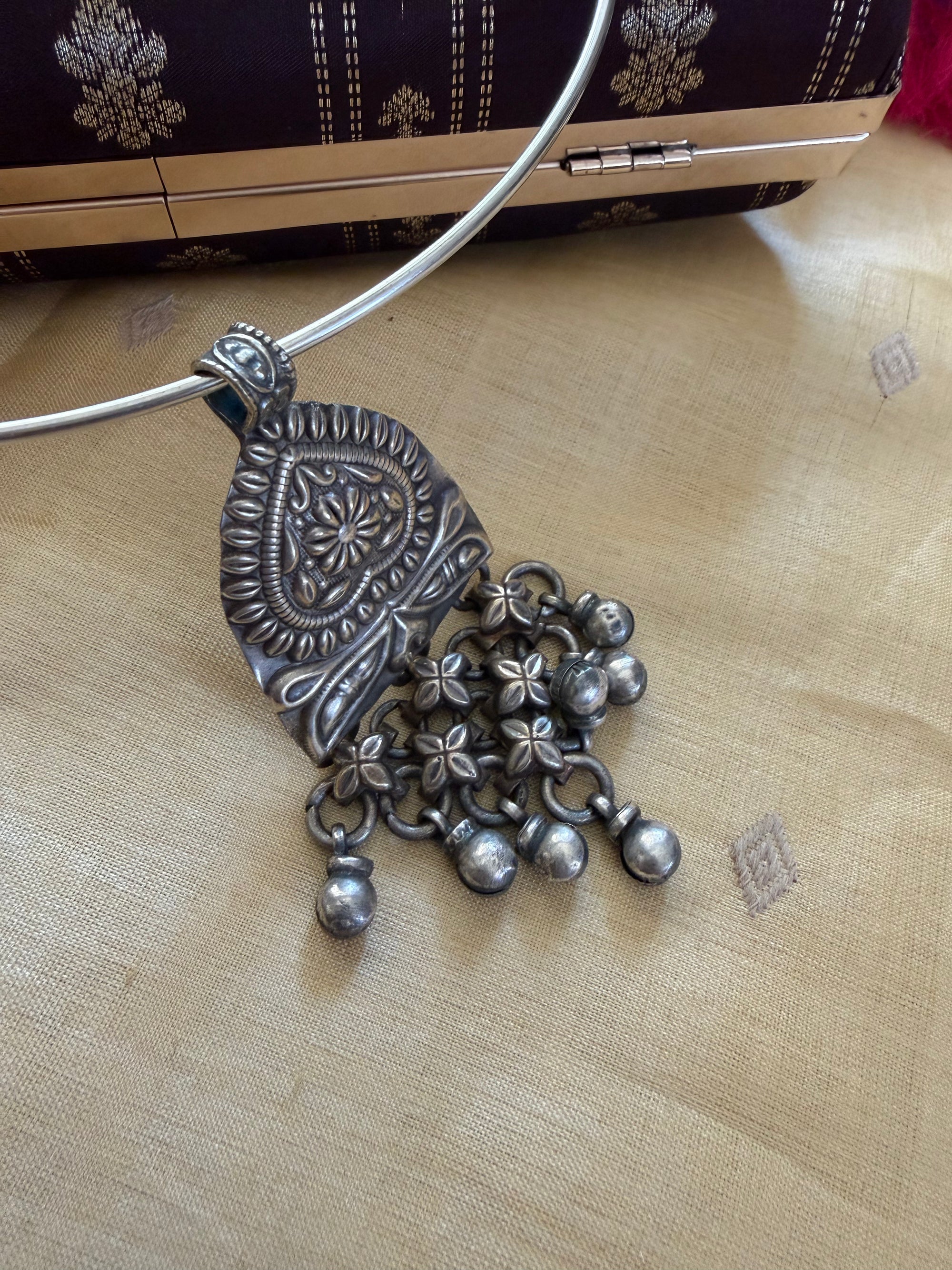 SILVER TONED JEWELRY : Hasli with pendant (Curved)