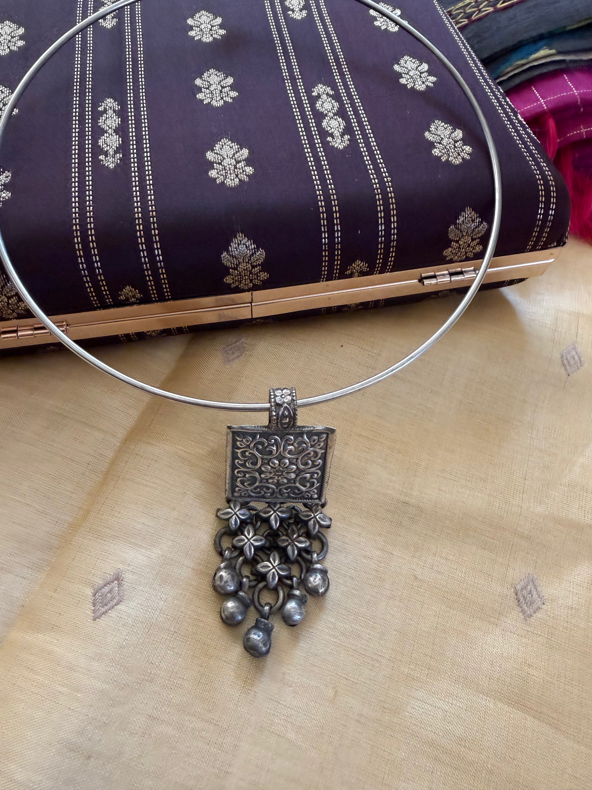 SILVER TONED JEWELRY : Hasli with pendant (Square)