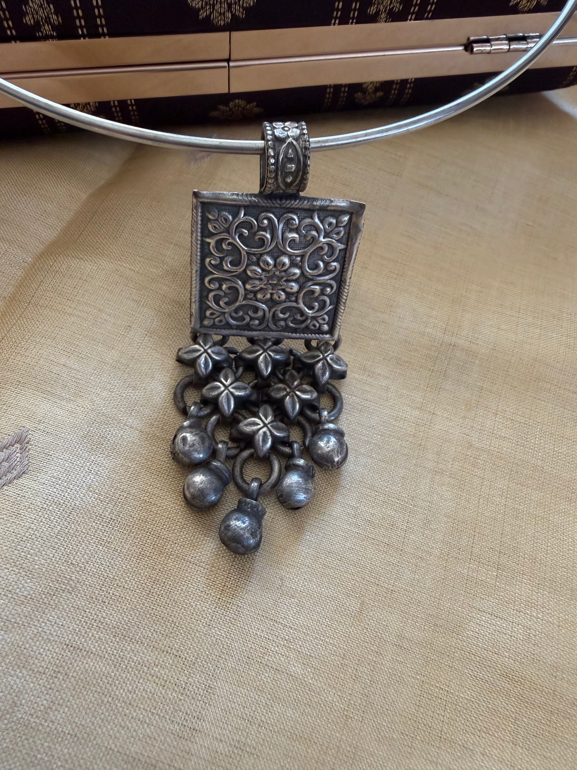 SILVER TONED JEWELRY : Hasli with pendant (Square)
