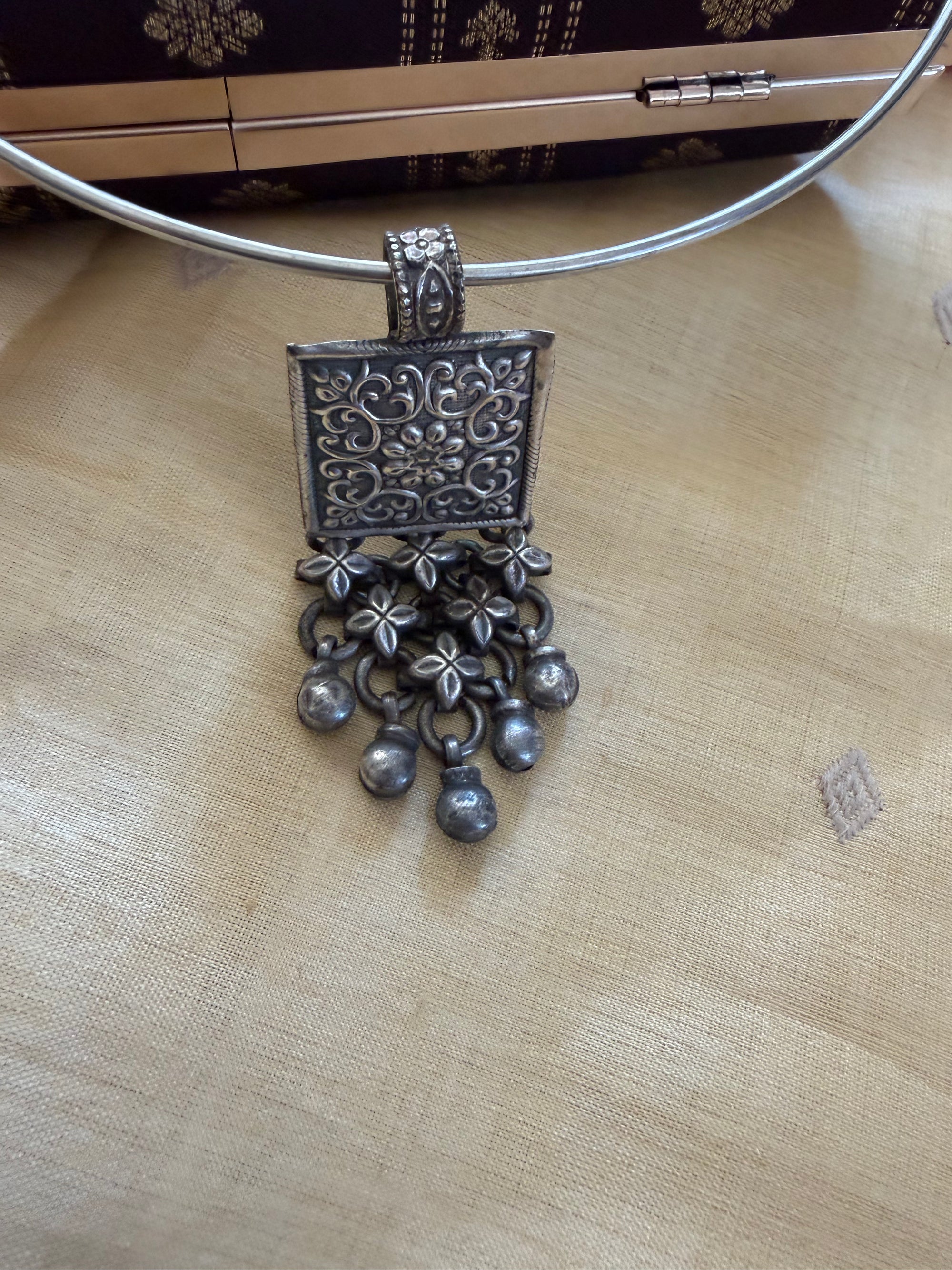 SILVER TONED JEWELRY : Hasli with pendant (Square)