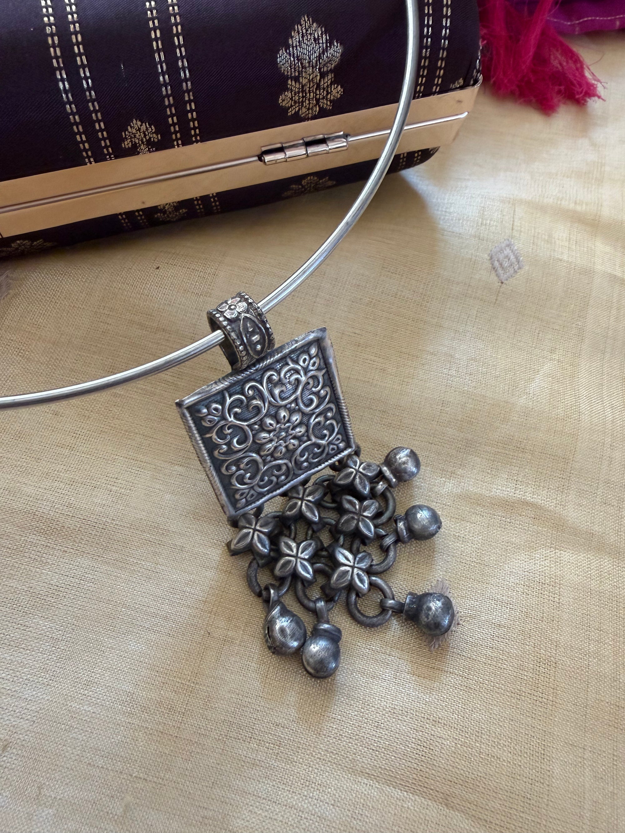 SILVER TONED JEWELRY : Hasli with pendant (Square)