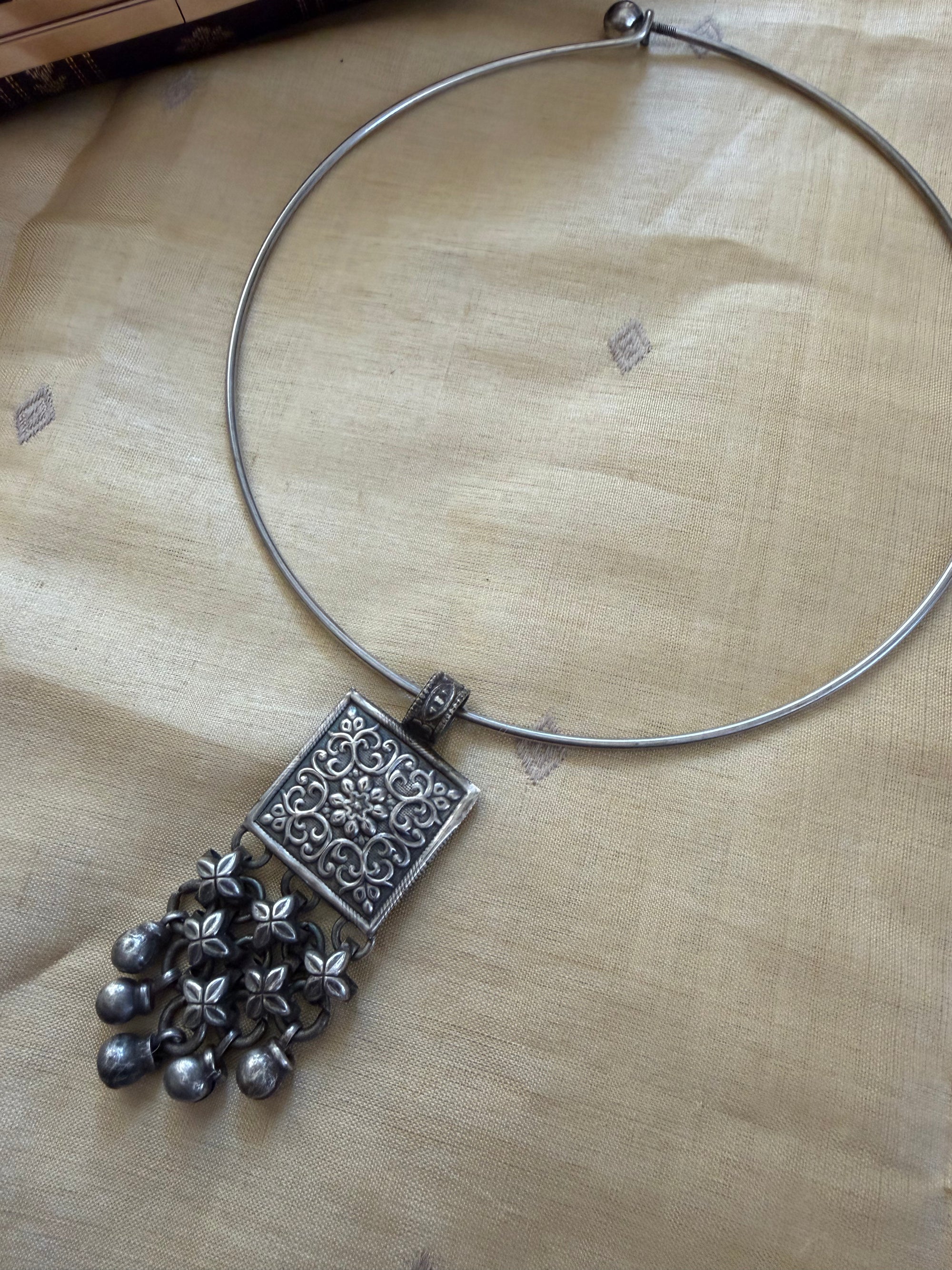 SILVER TONED JEWELRY : Hasli with pendant (Square)