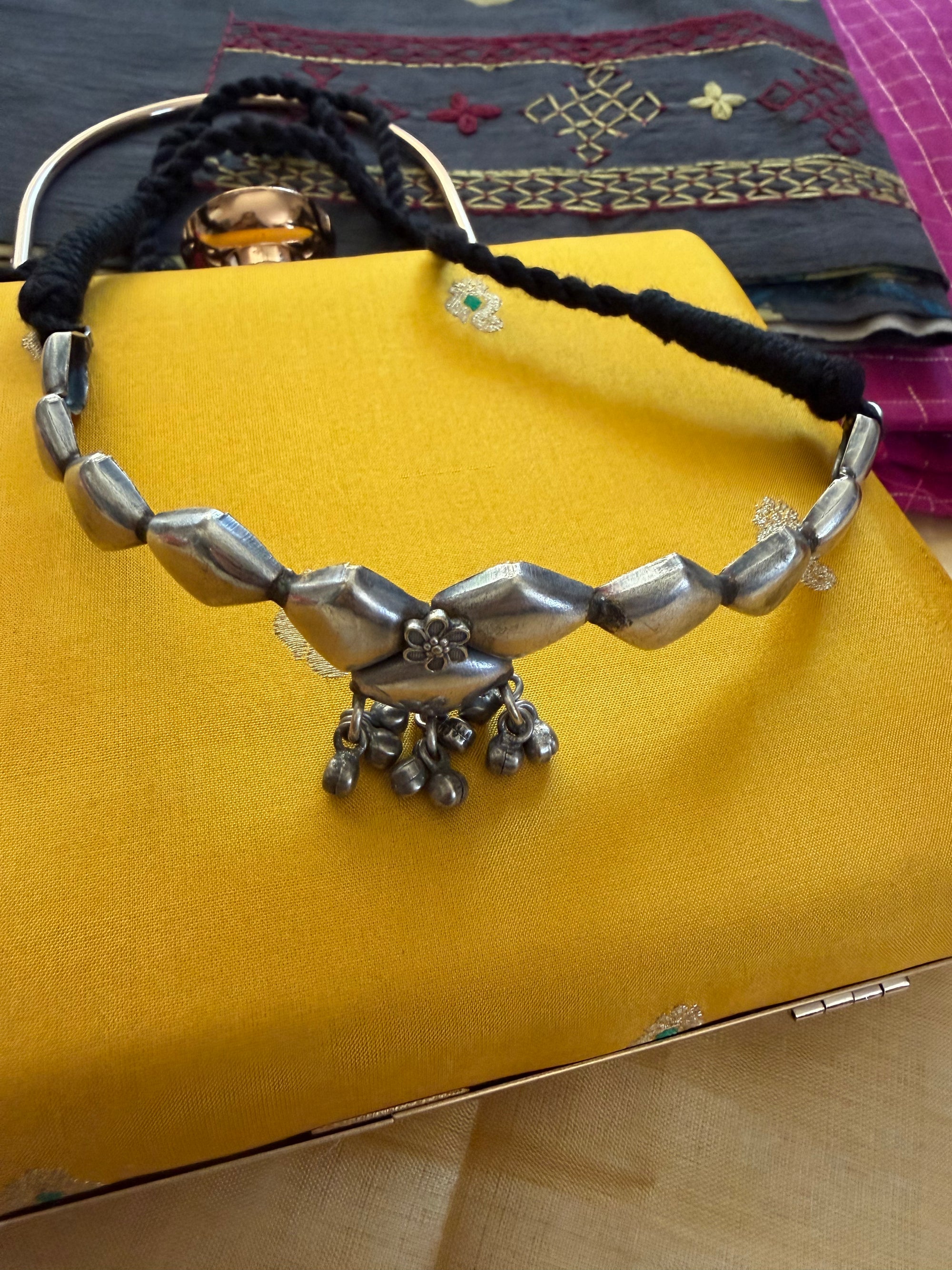 SILVER TONED JEWELRY : Choker