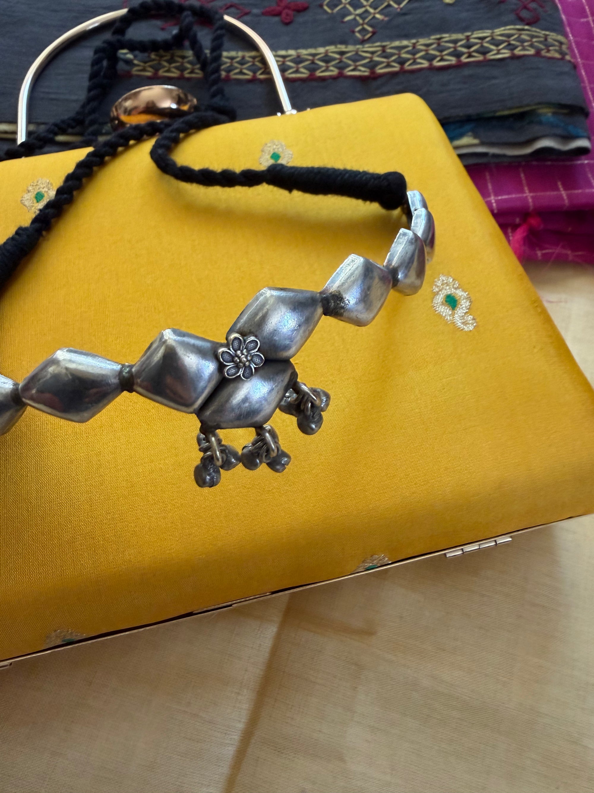 SILVER TONED JEWELRY : Choker